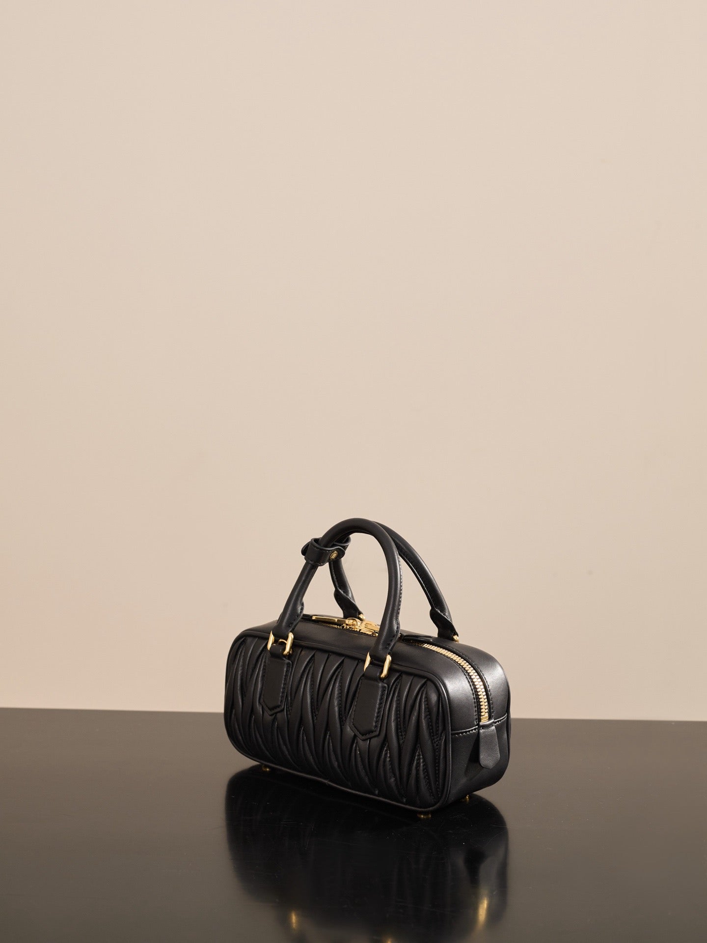 미우미우 아르카디 마테라쎄 나파 레더 백