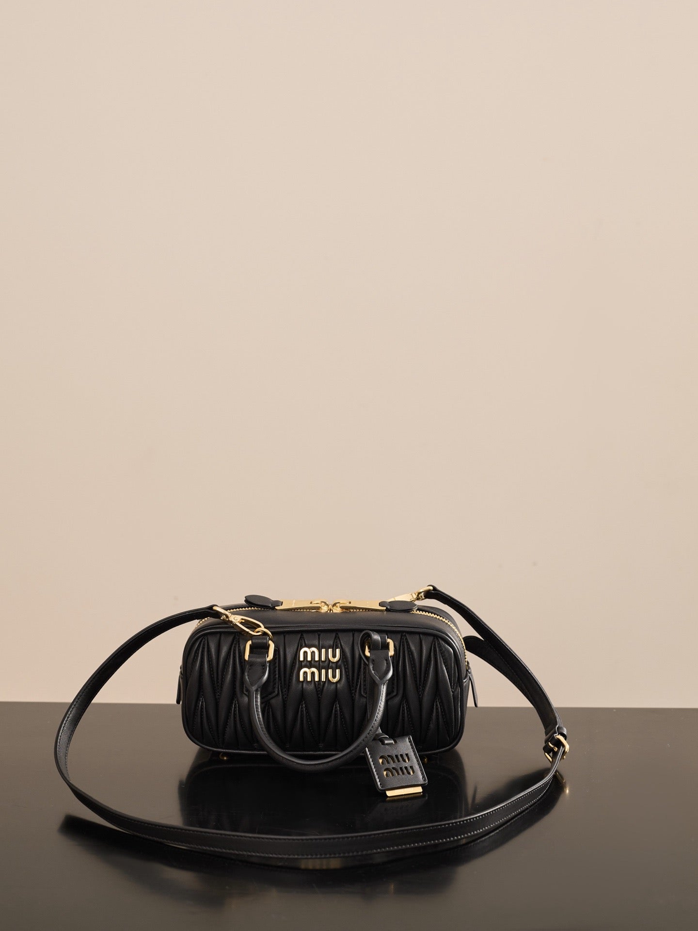 미우미우 아르카디 마테라쎄 나파 레더 백