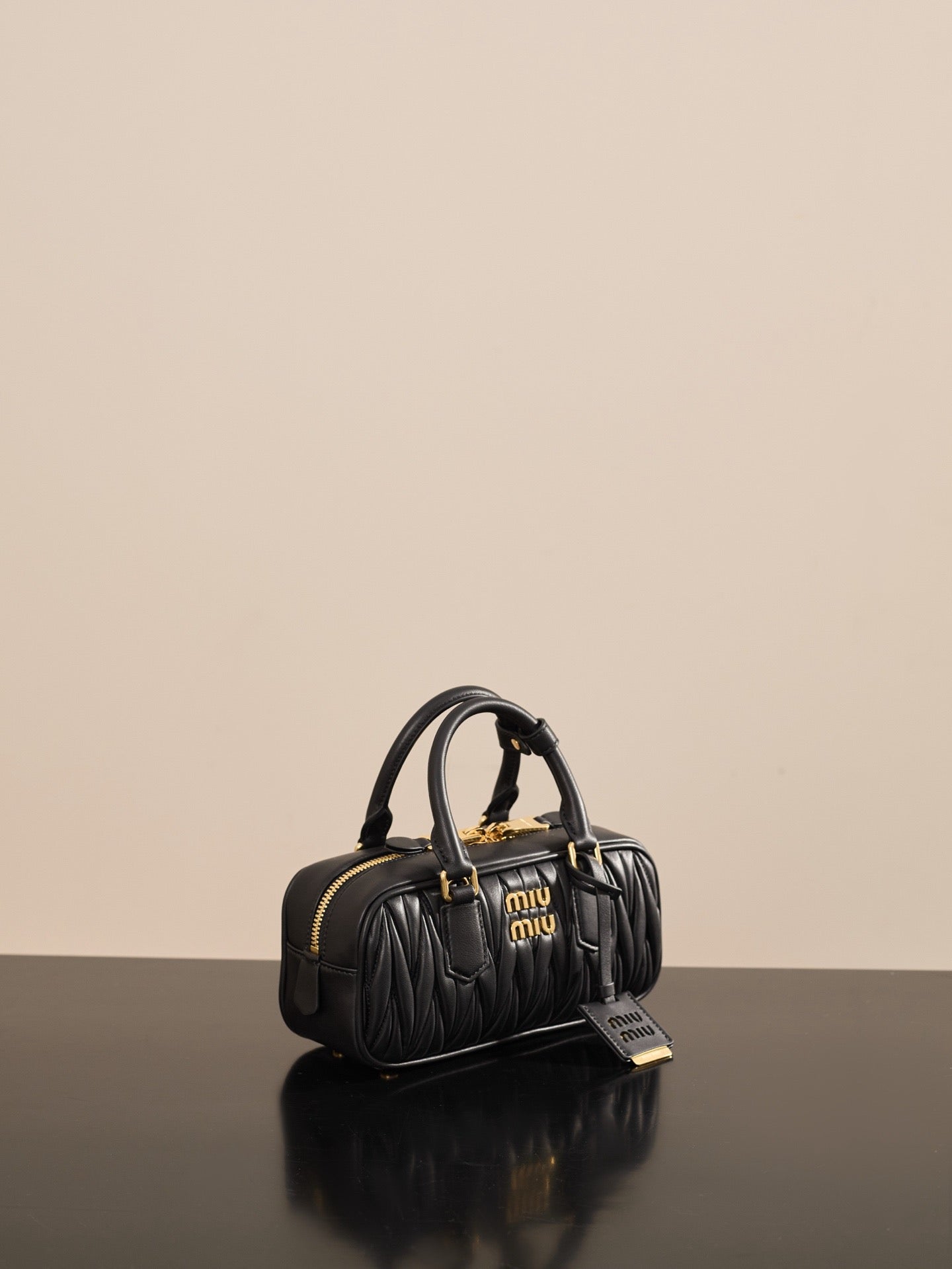 미우미우 아르카디 마테라쎄 나파 레더 백