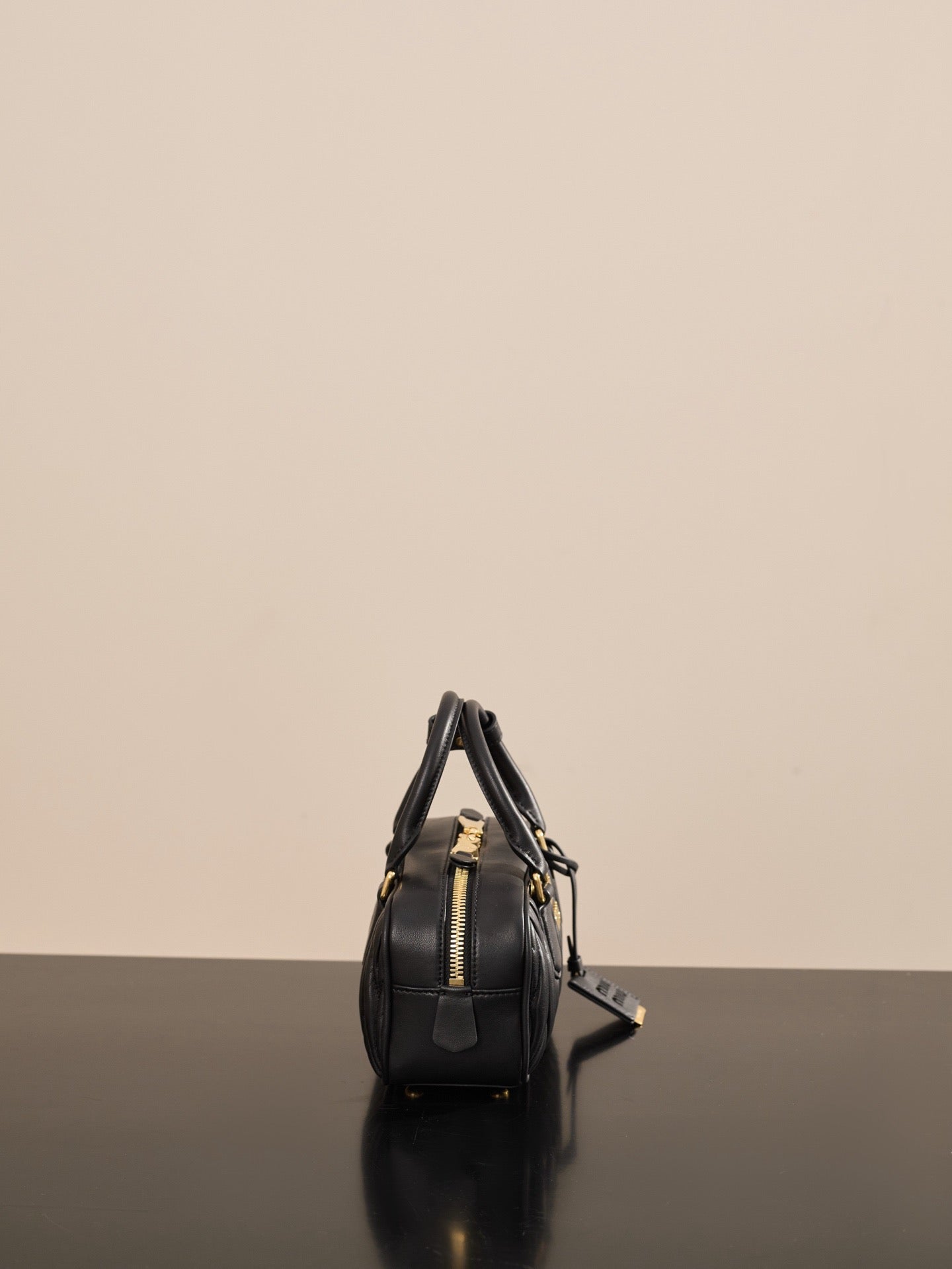 미우미우 아르카디 마테라쎄 나파 레더 백