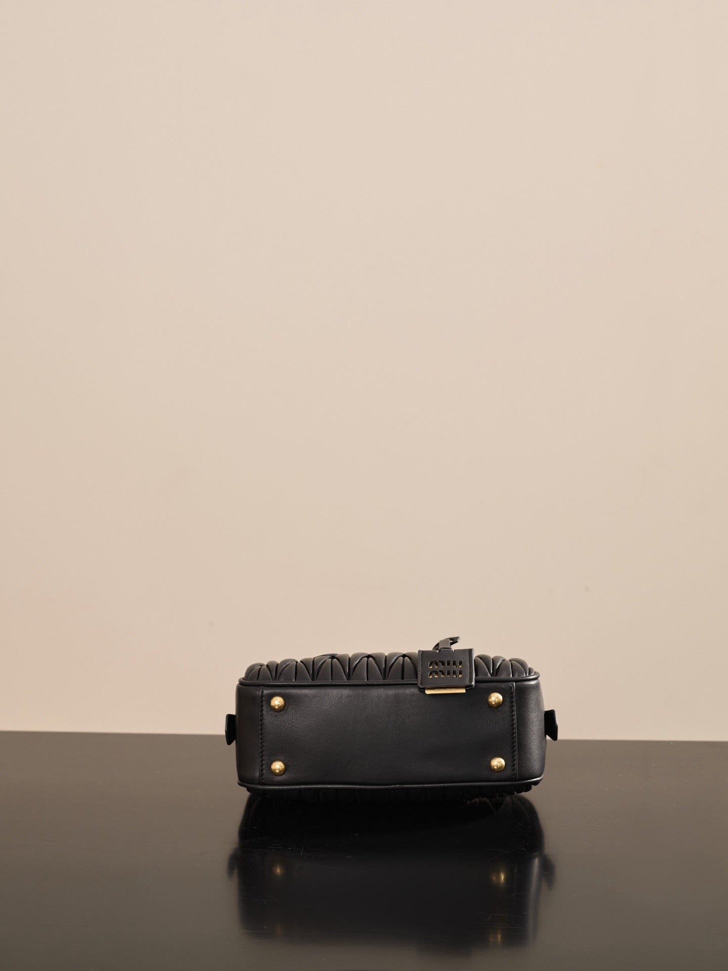 미우미우 아르카디 마테라쎄 나파 레더 백