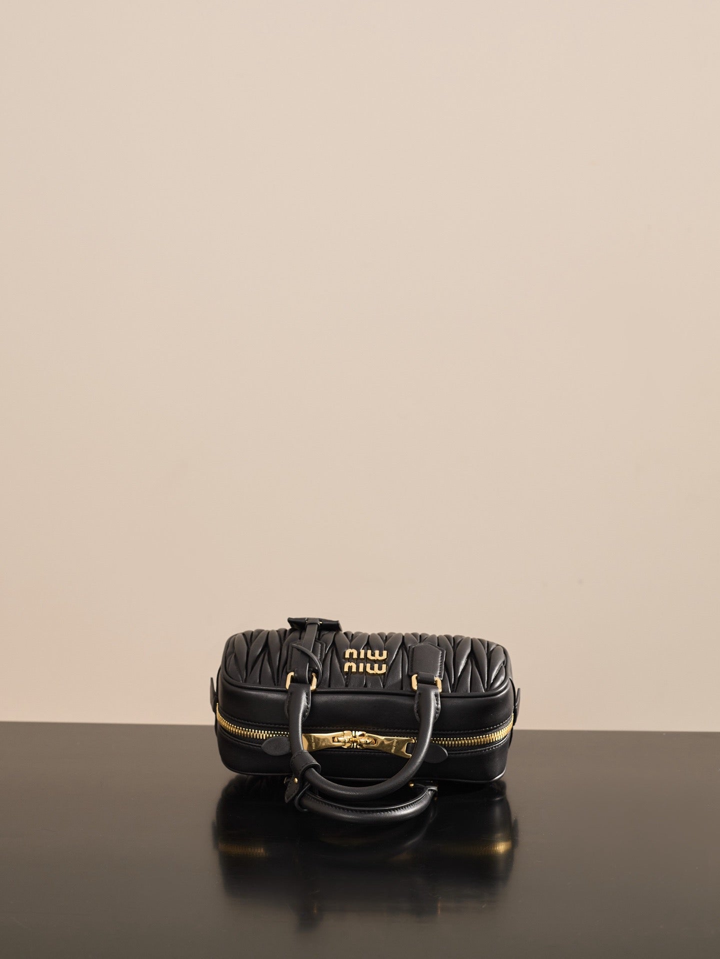 미우미우 아르카디 마테라쎄 나파 레더 백