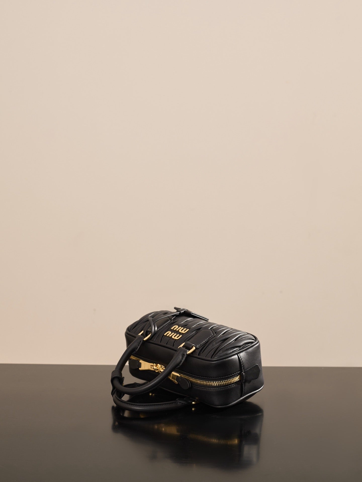 미우미우 아르카디 마테라쎄 나파 레더 백