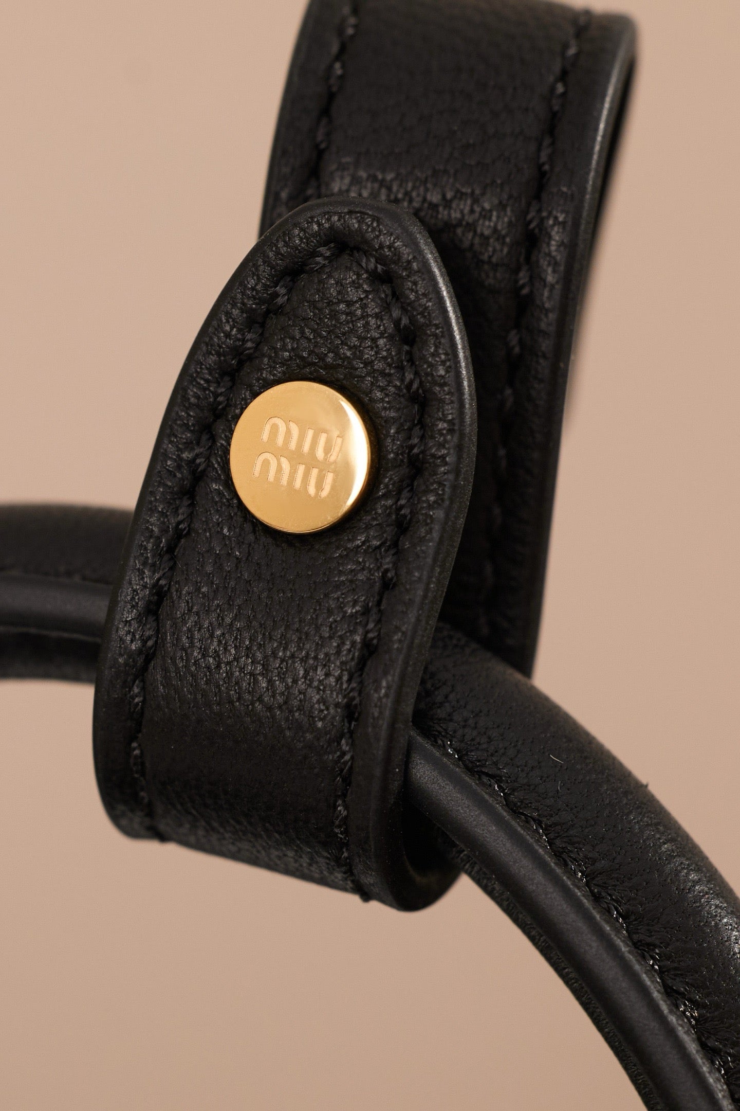 미우미우 아르카디 마테라쎄 나파 레더 백