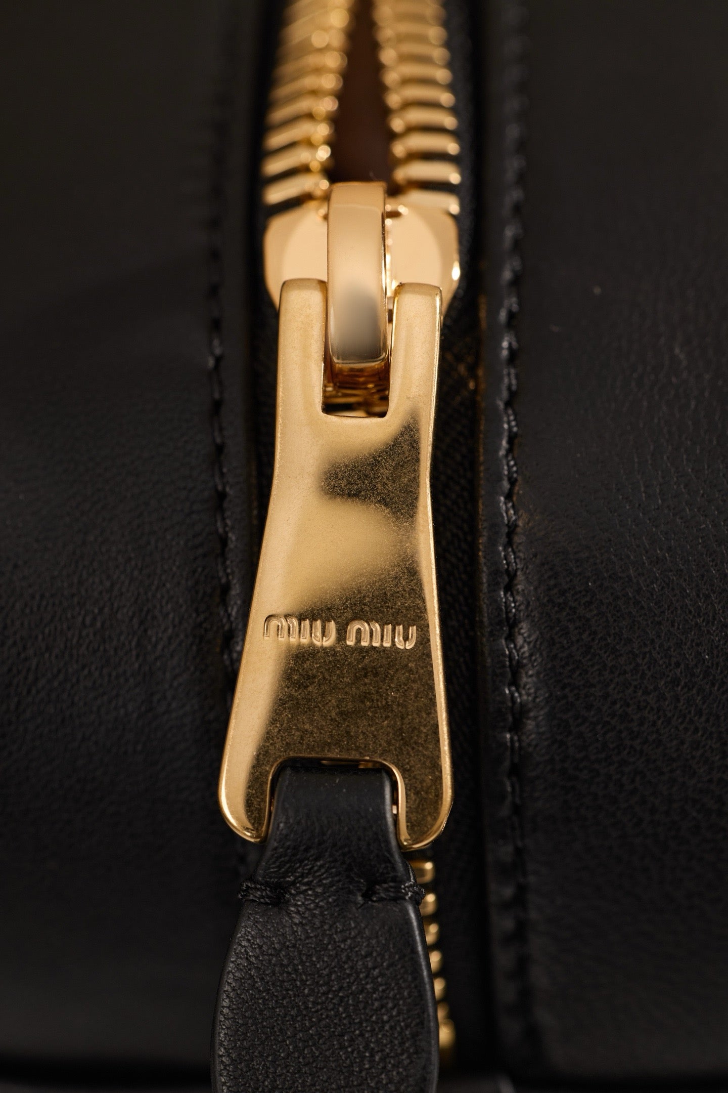 미우미우 아르카디 마테라쎄 나파 레더 백