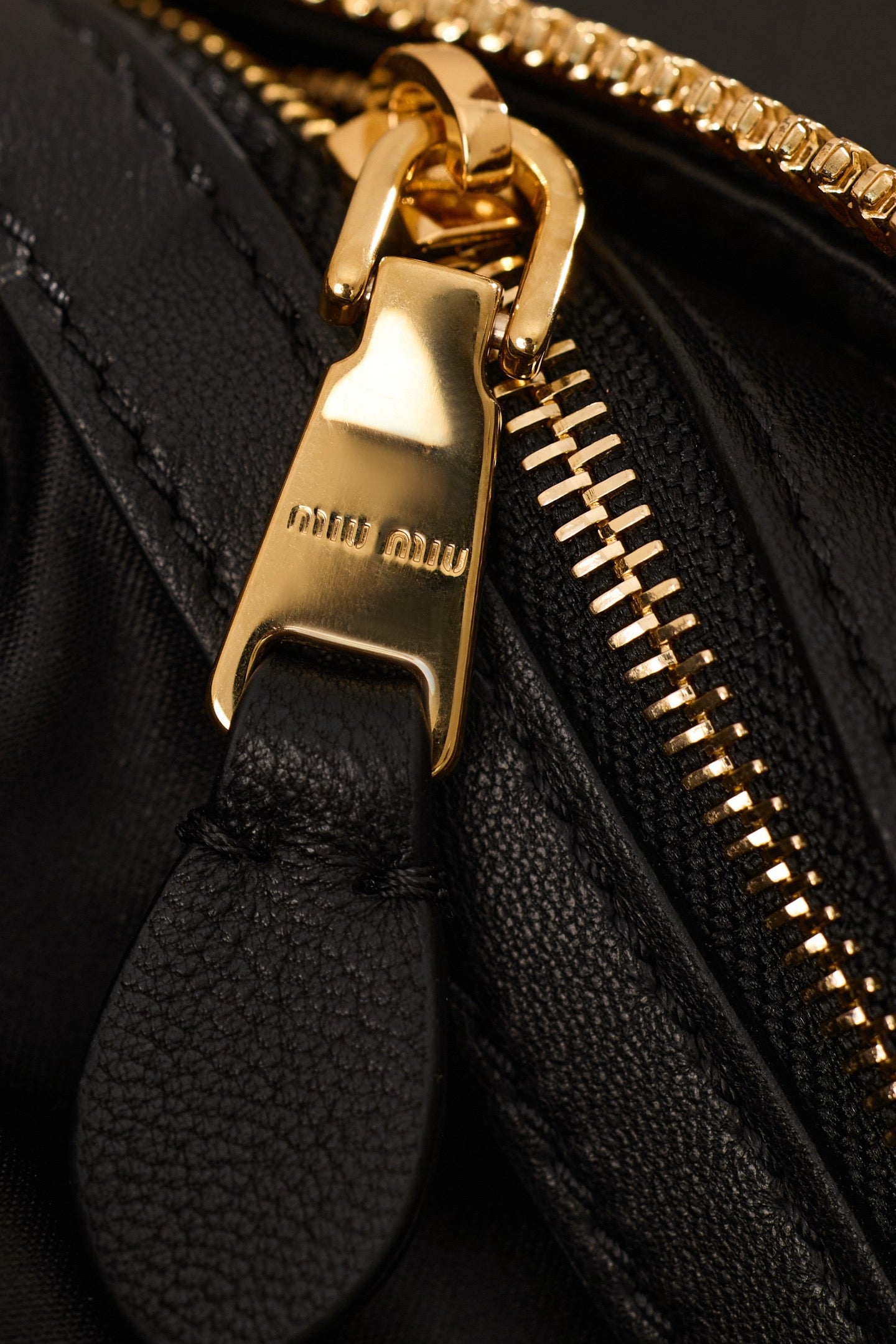 미우미우 아르카디 마테라쎄 나파 레더 백