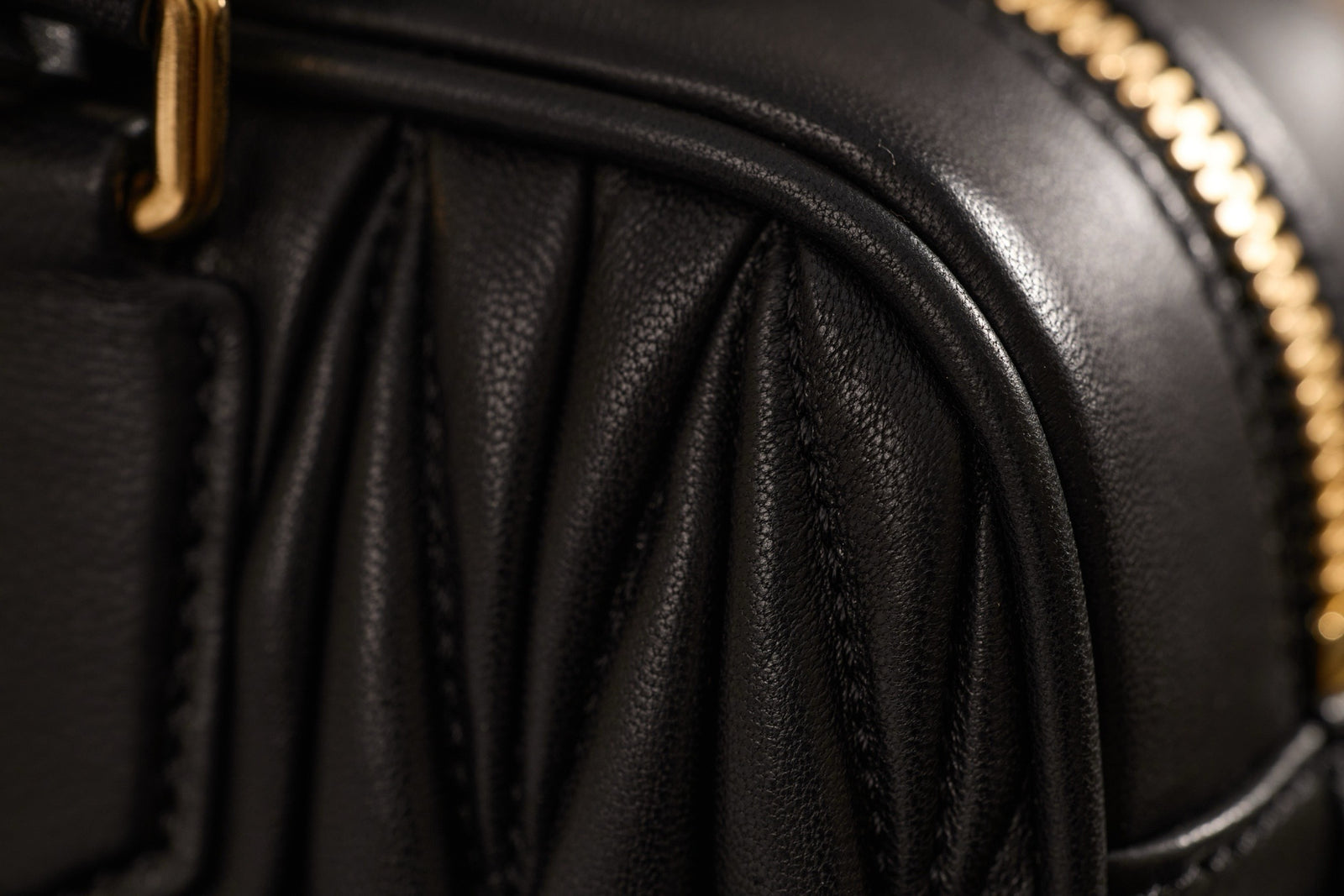 미우미우 아르카디 마테라쎄 나파 레더 백