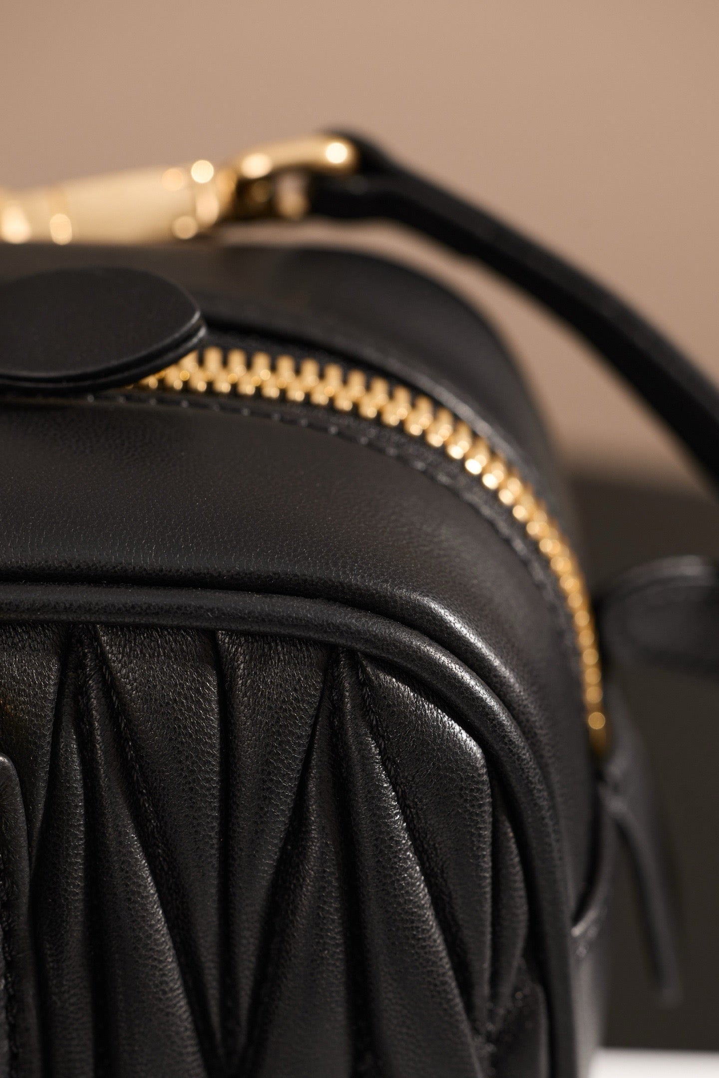 미우미우 아르카디 마테라쎄 나파 레더 백