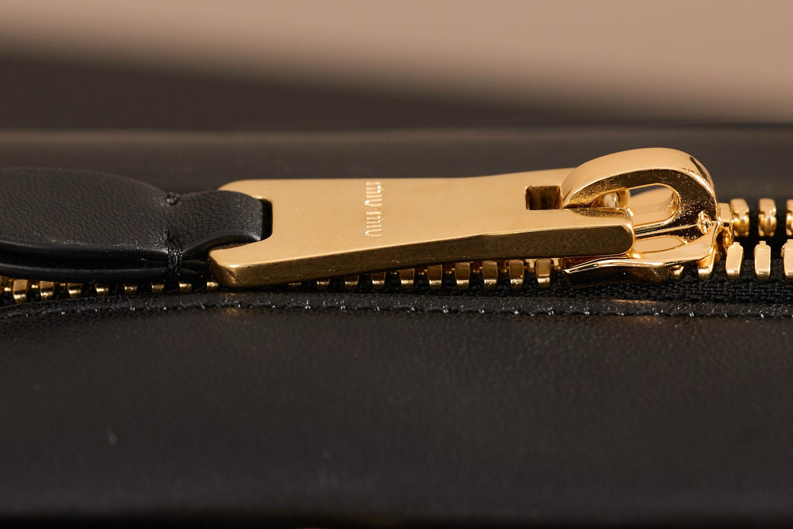 미우미우 아르카디 마테라쎄 나파 레더 백