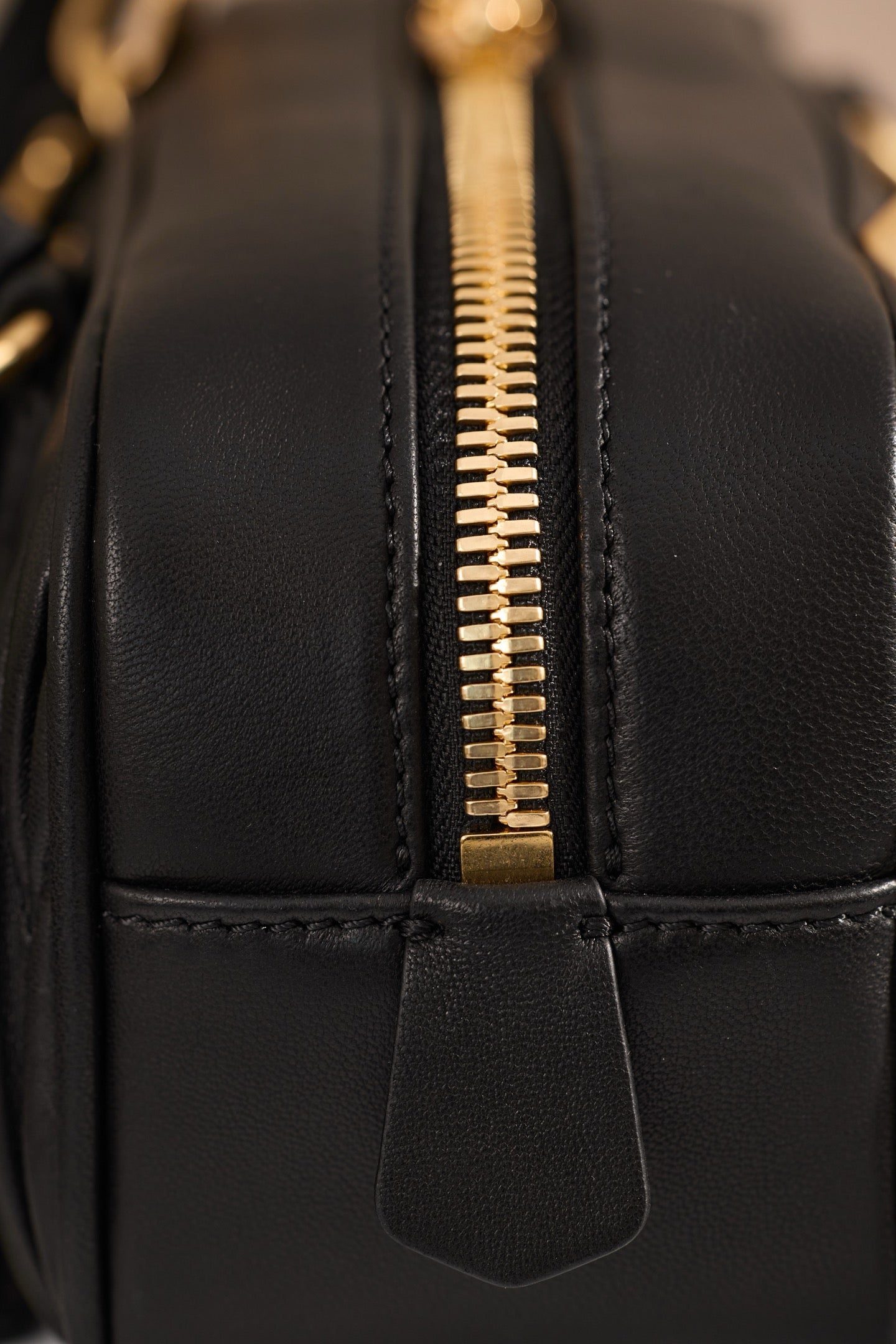 미우미우 아르카디 마테라쎄 나파 레더 백