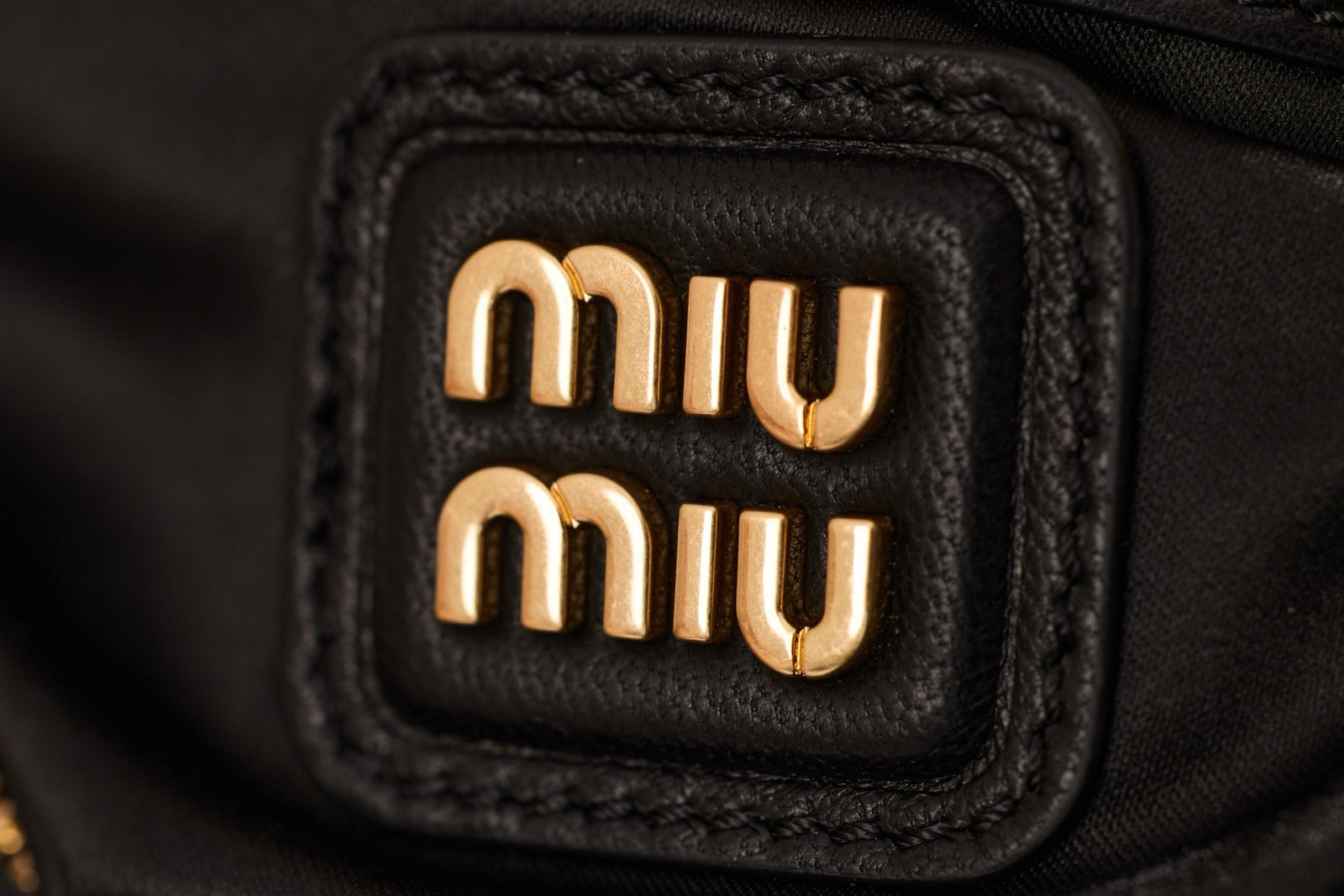 미우미우 아르카디 마테라쎄 나파 레더 백