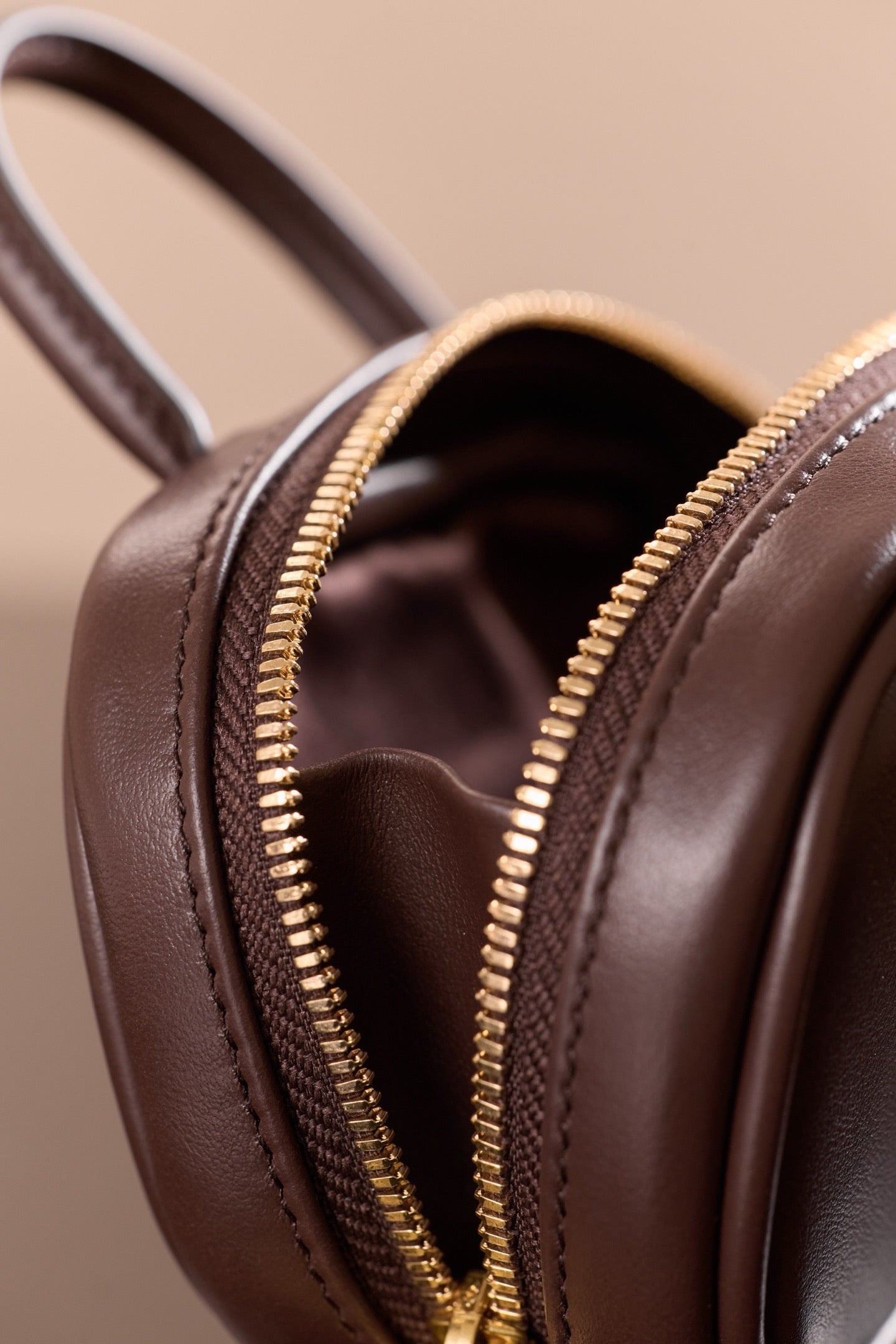 미우미우 아르카디 마이크로 백 (다크 브라운)