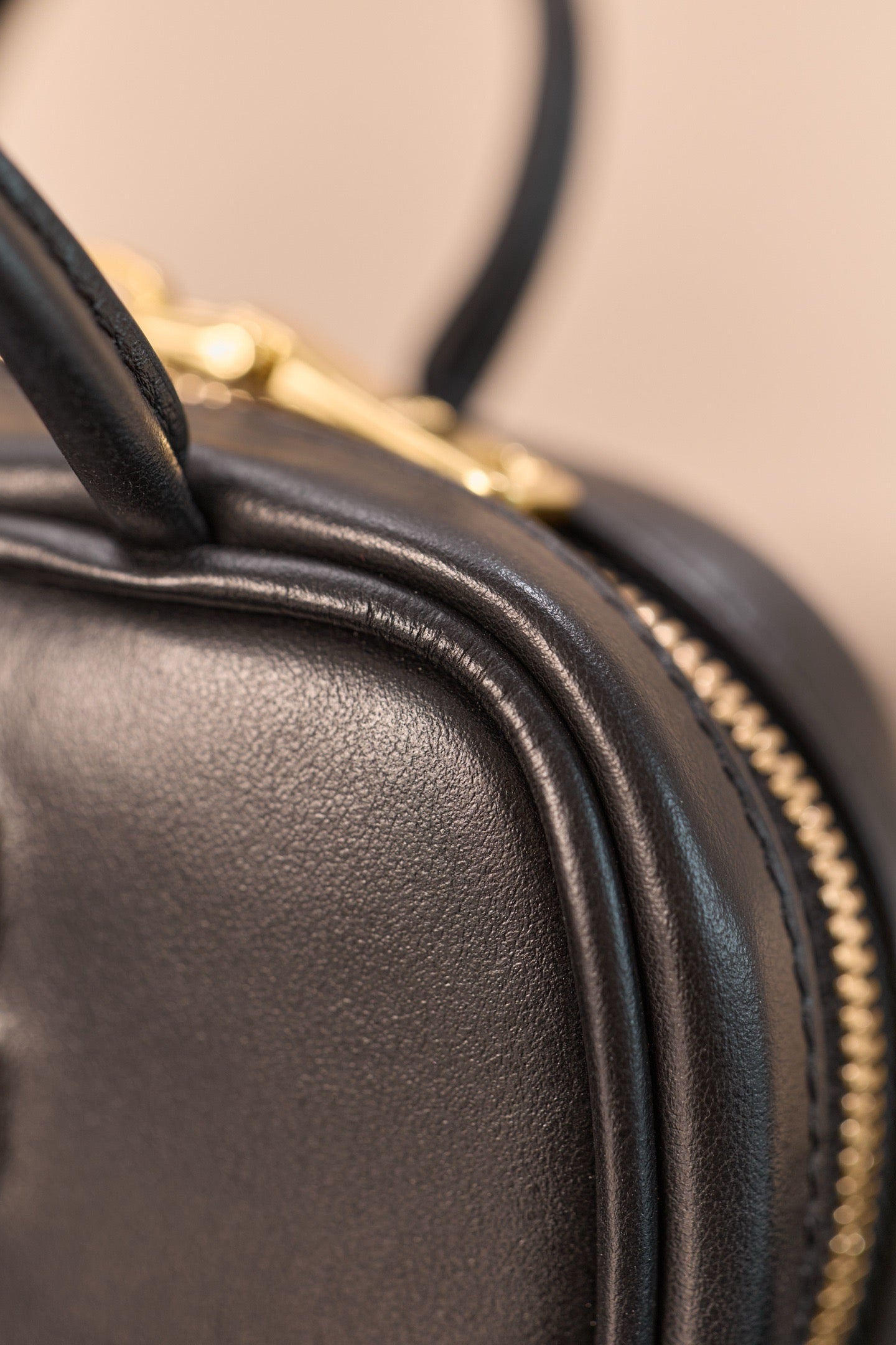 미우미우 아르카디 마이크로 백