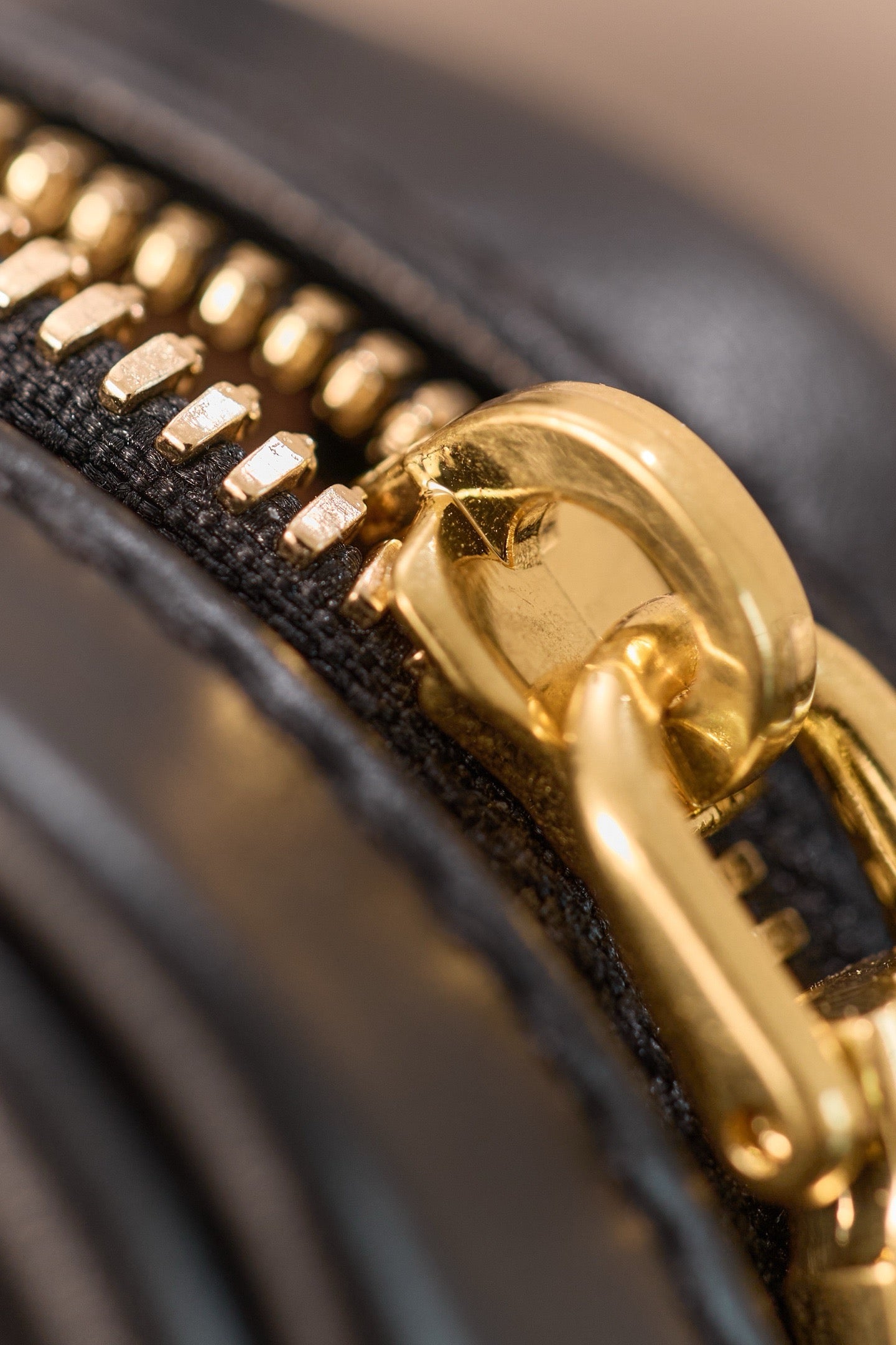 미우미우 아르카디 마이크로 백