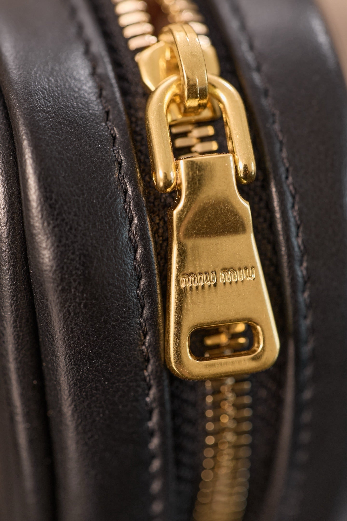 미우미우 아르카디 마이크로 백