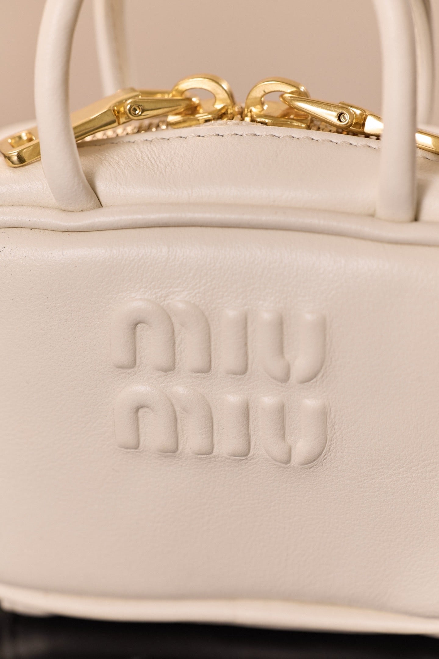 미우미우 아르카디 마이크로 백 (화이트)