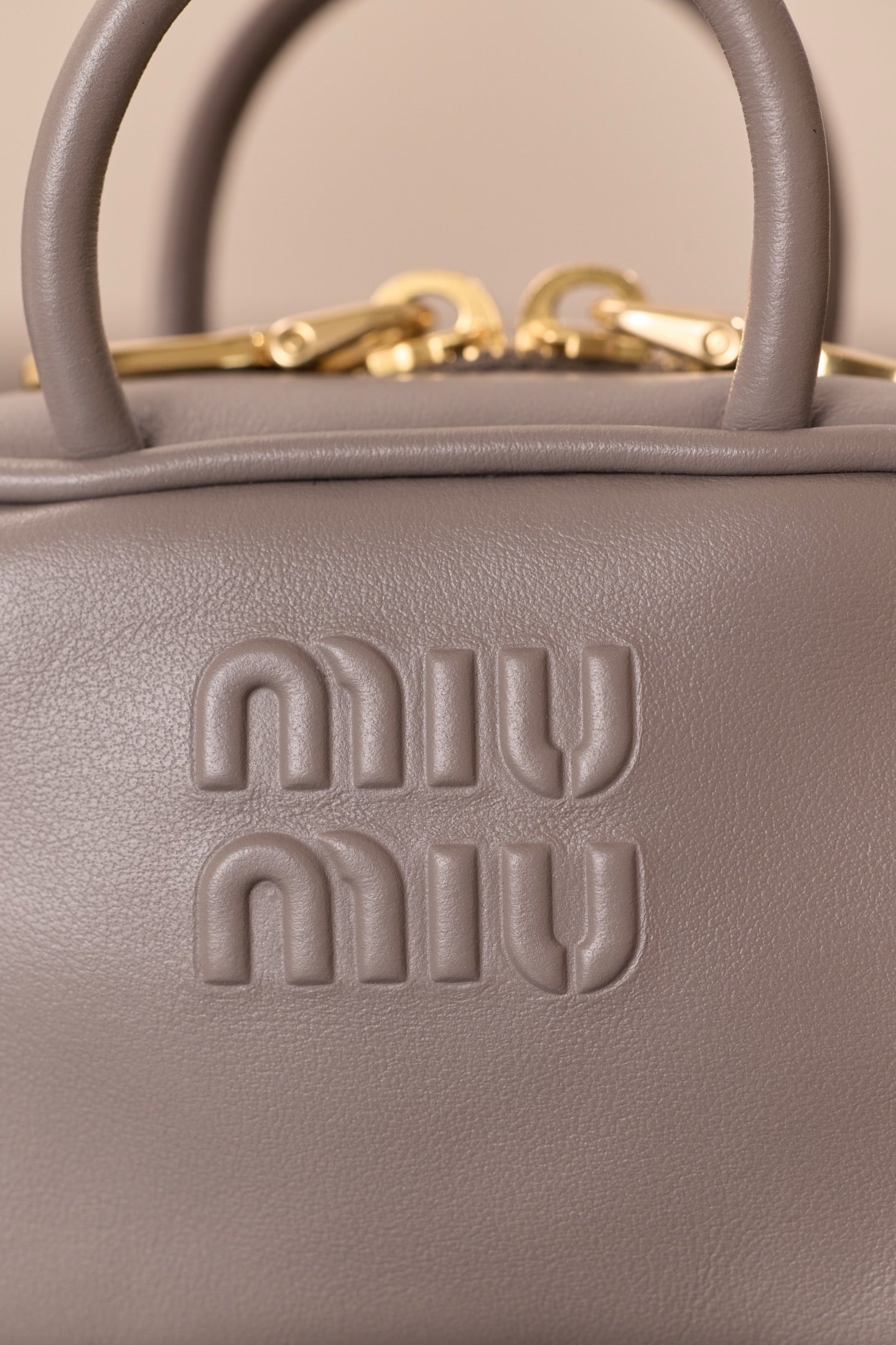 미우미우 아르카디 마이크로 백 (그레이)