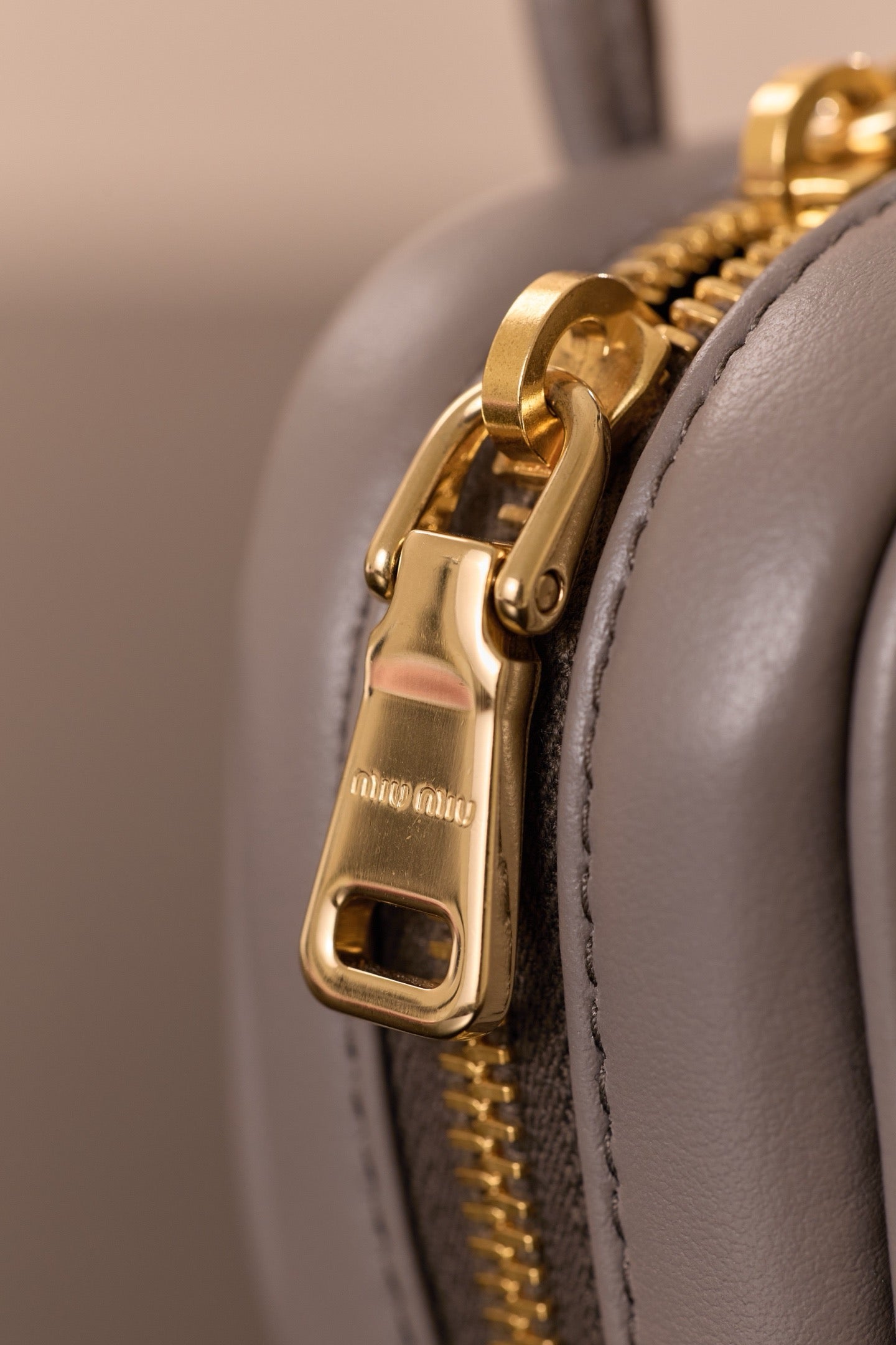 미우미우 아르카디 마이크로 백 (그레이)