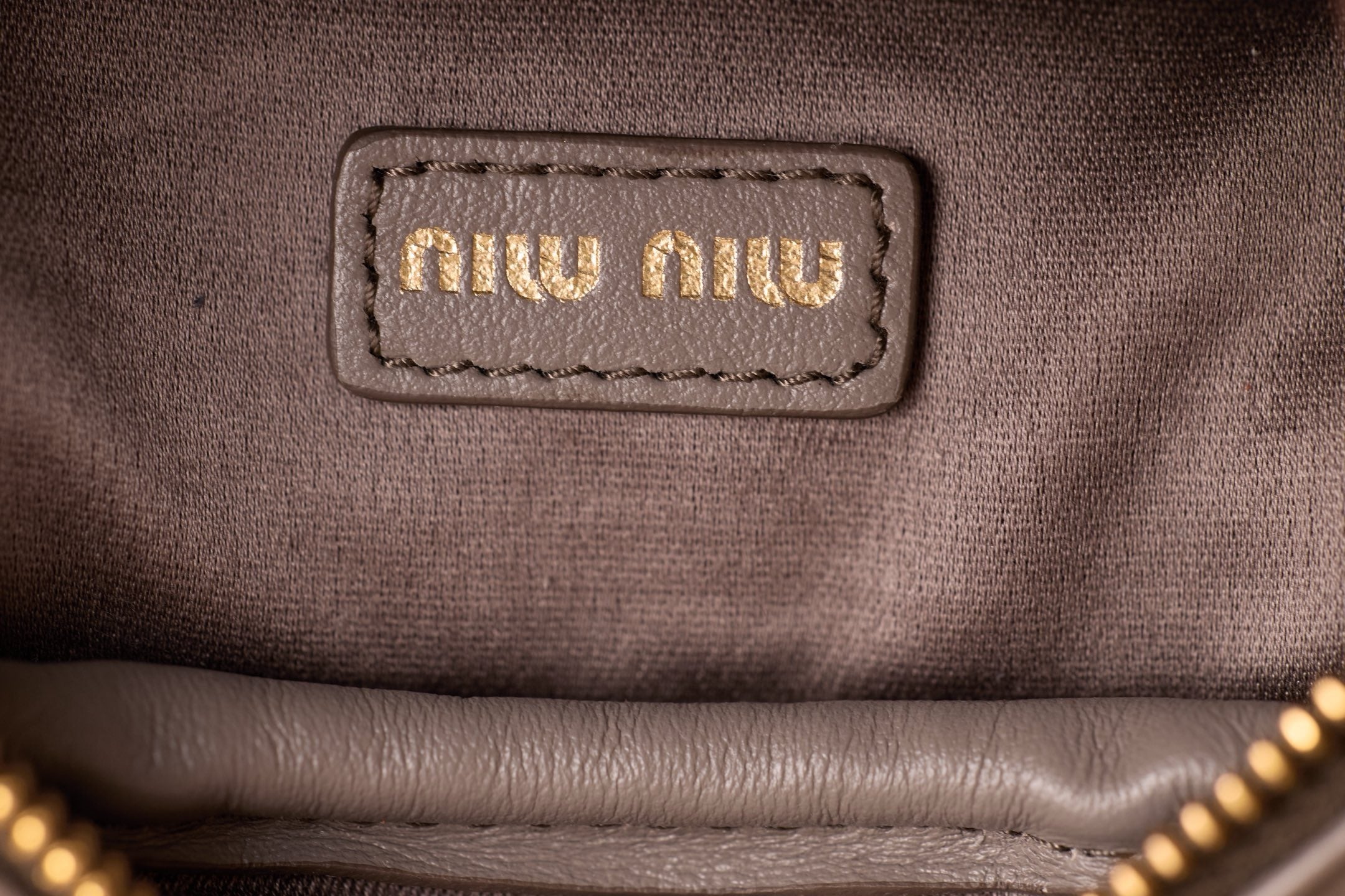 미우미우 아르카디 마이크로 백 (그레이)