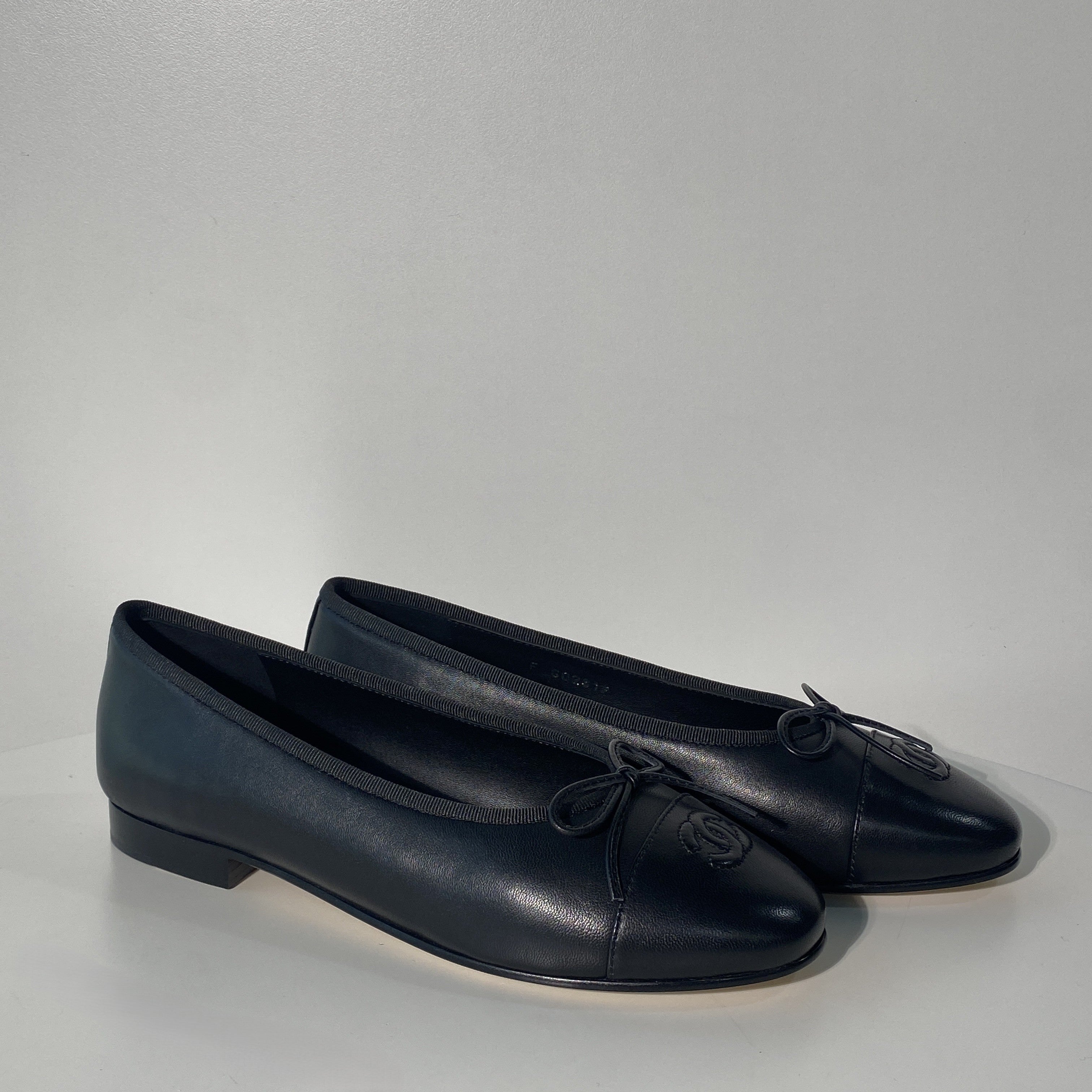 국내) 샤넬 발레리나 플랫 램스킨 / 블랙 39 (앞코 레더)