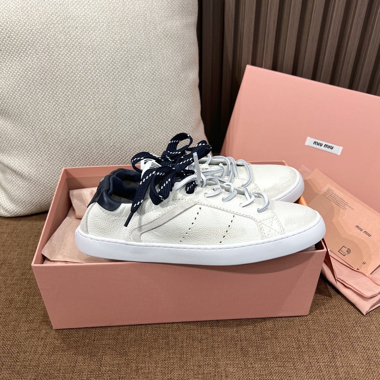 미우미우 데코 레더 스니커즈
