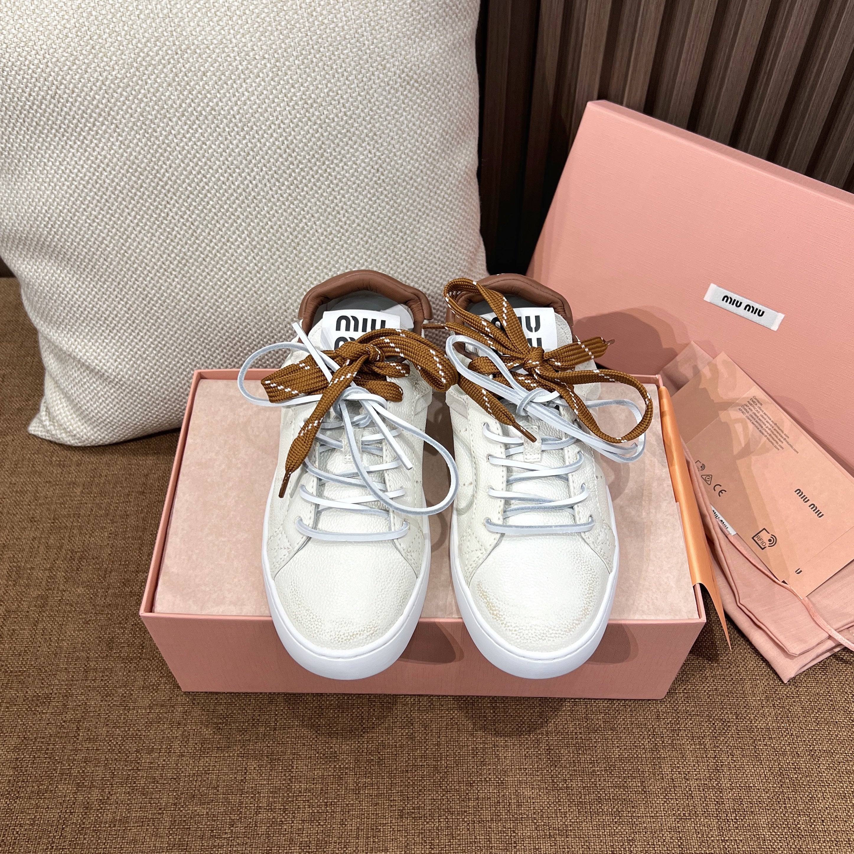 미우미우 데코 레더 스니커즈