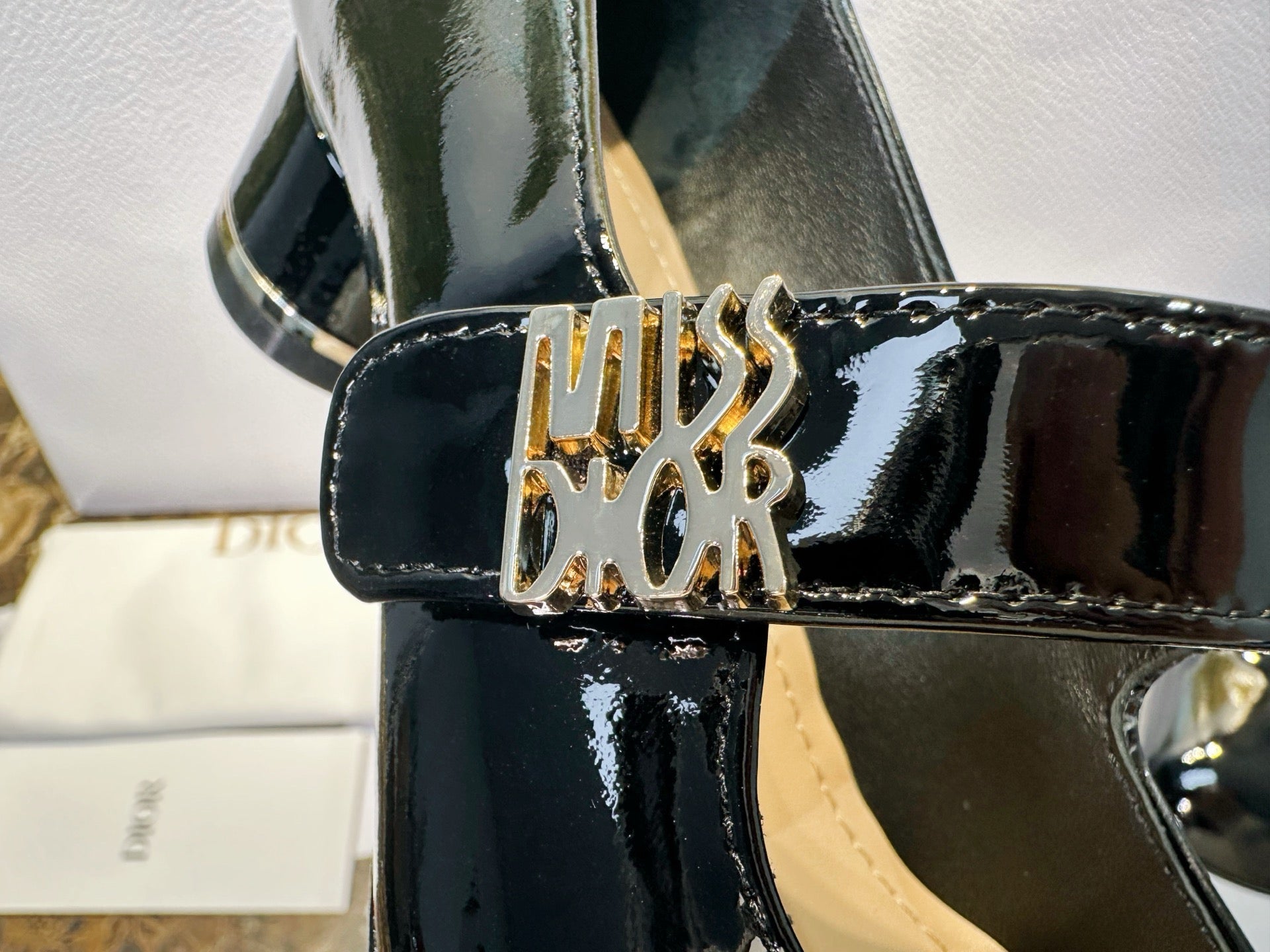 디올 미스 펌프스