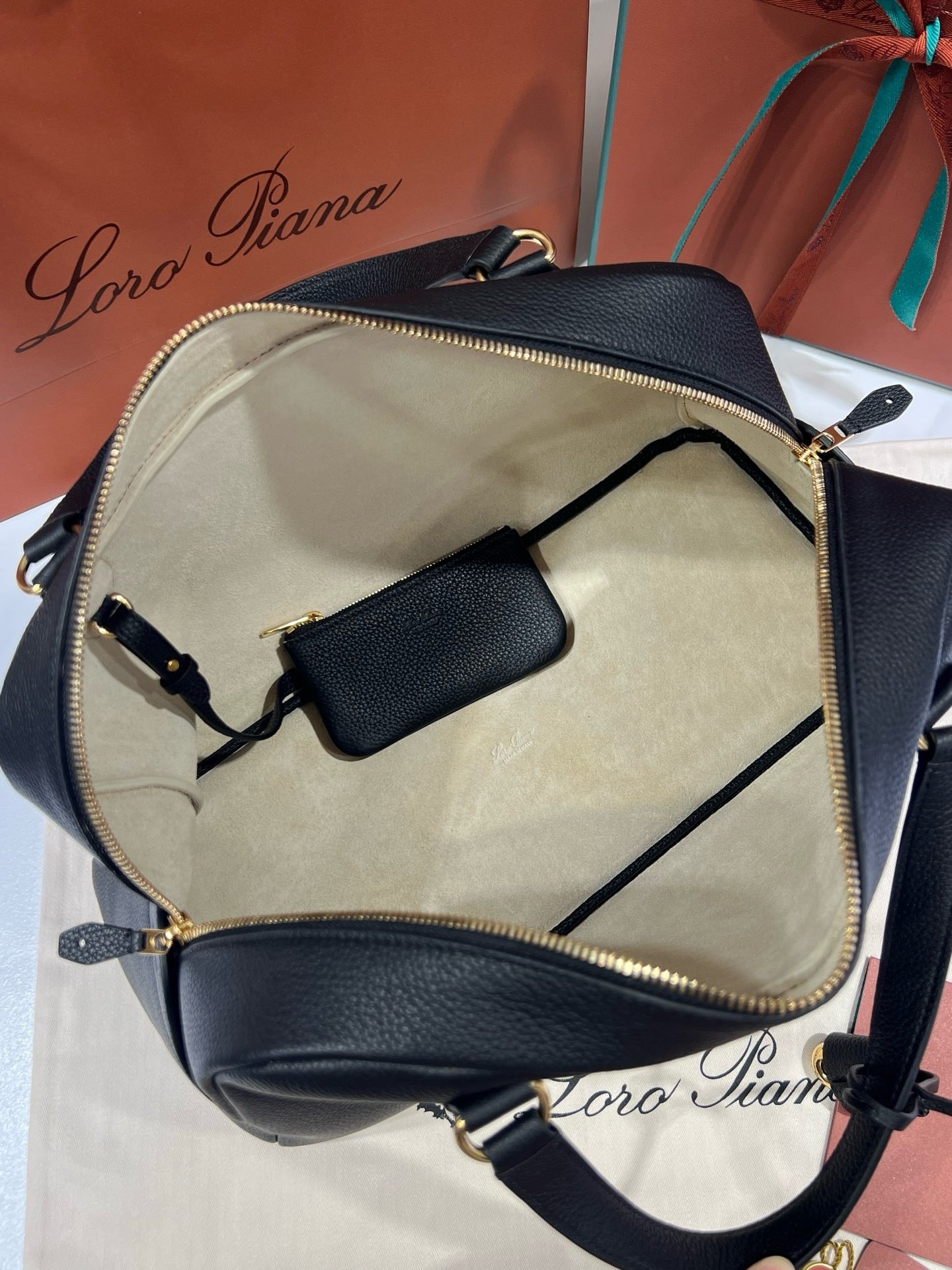 로로피아나 니들 미디움 백