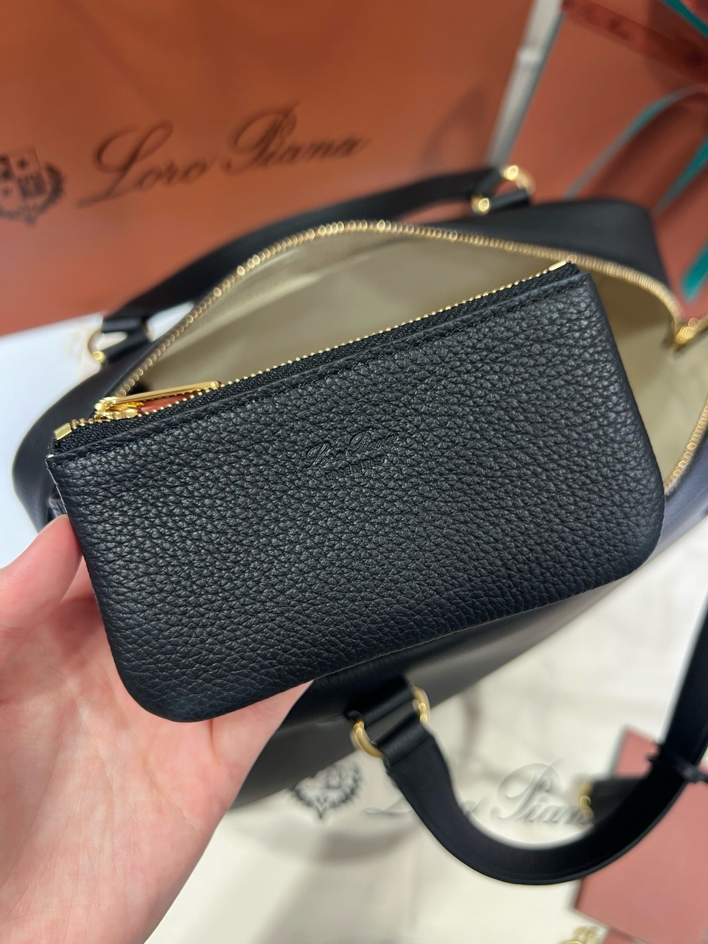 로로피아나 니들 미디움 백