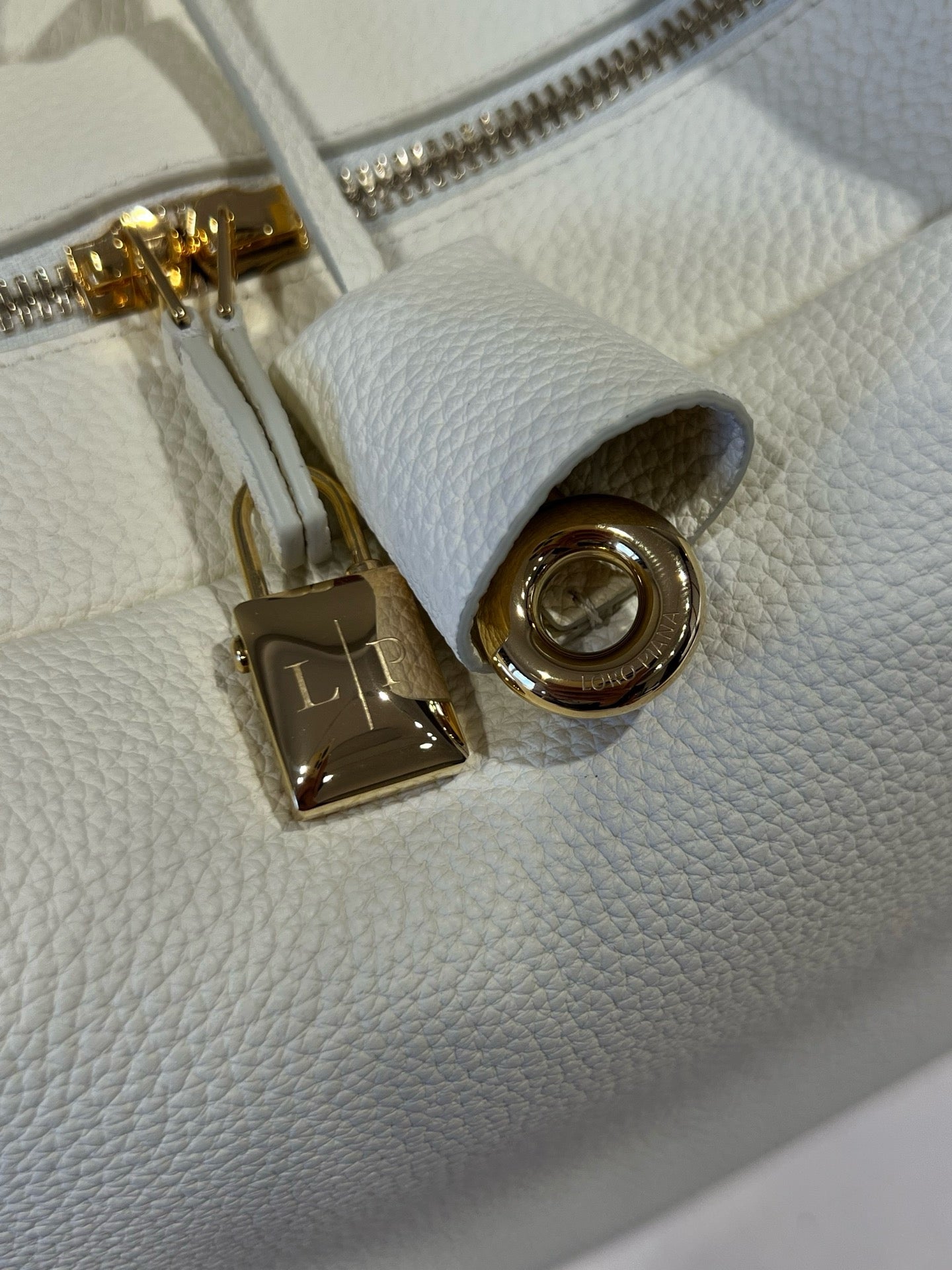 로로피아나 니들 미디움 백