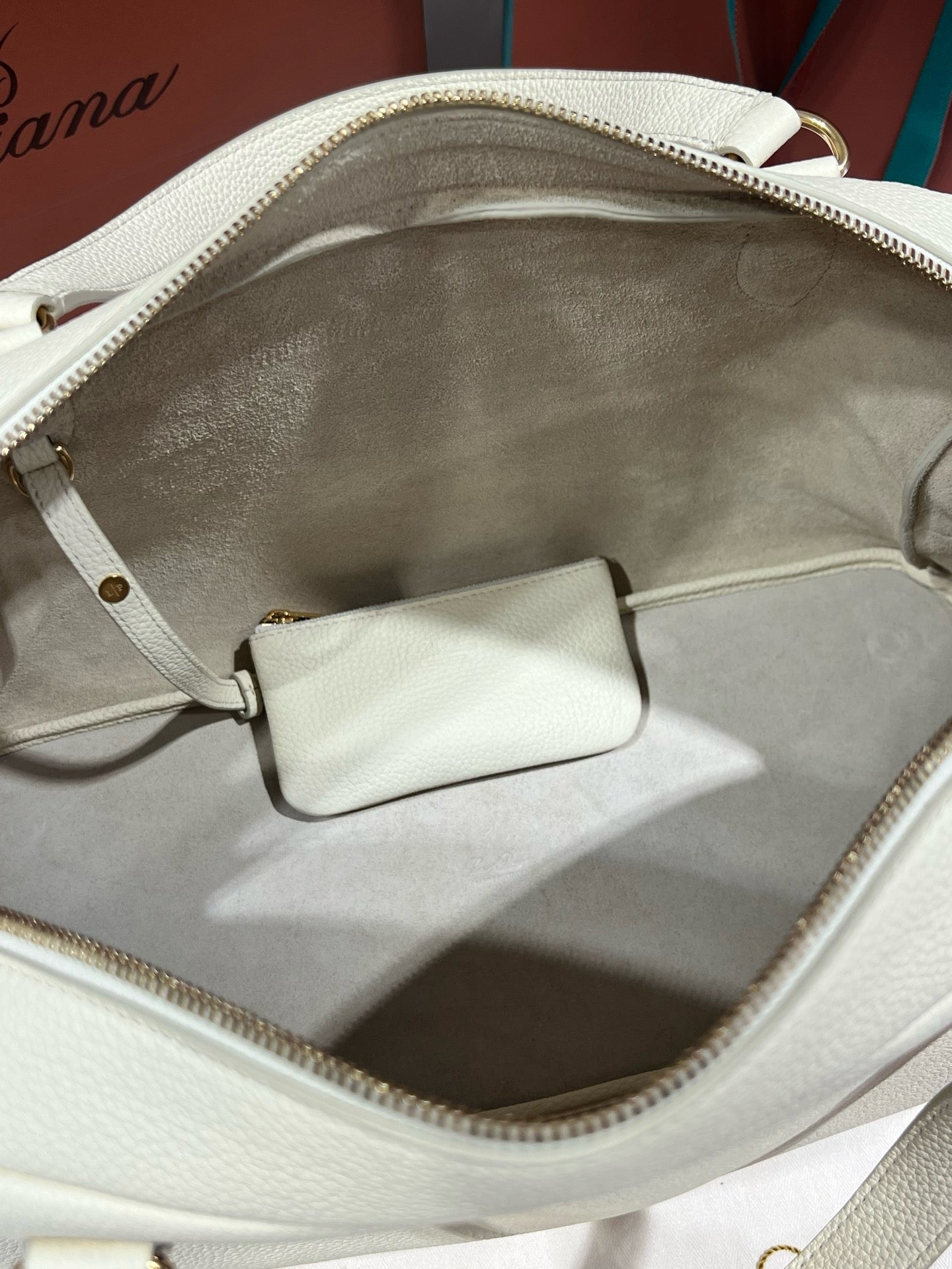 로로피아나 니들 미디움 백