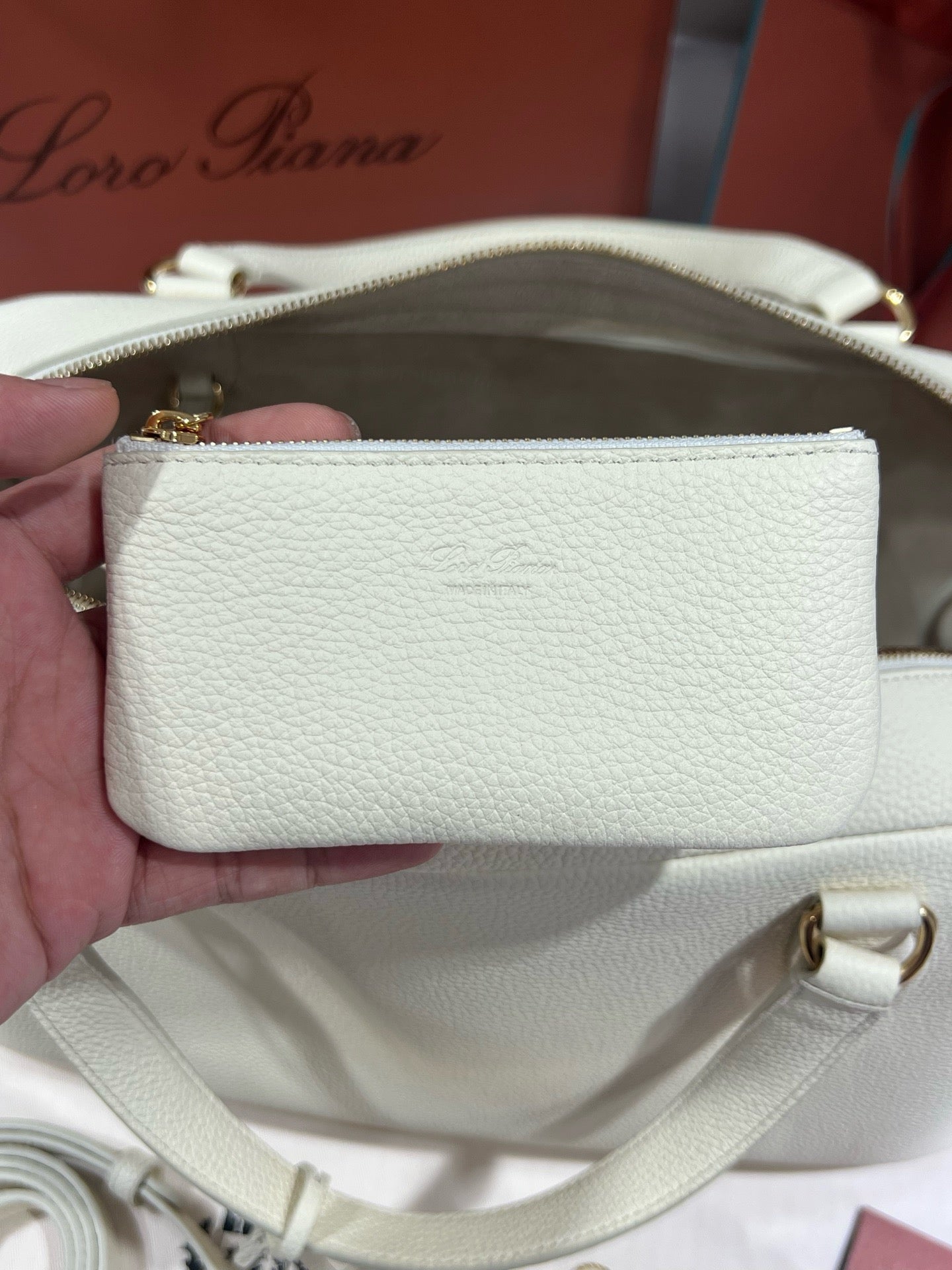 로로피아나 니들 미디움 백