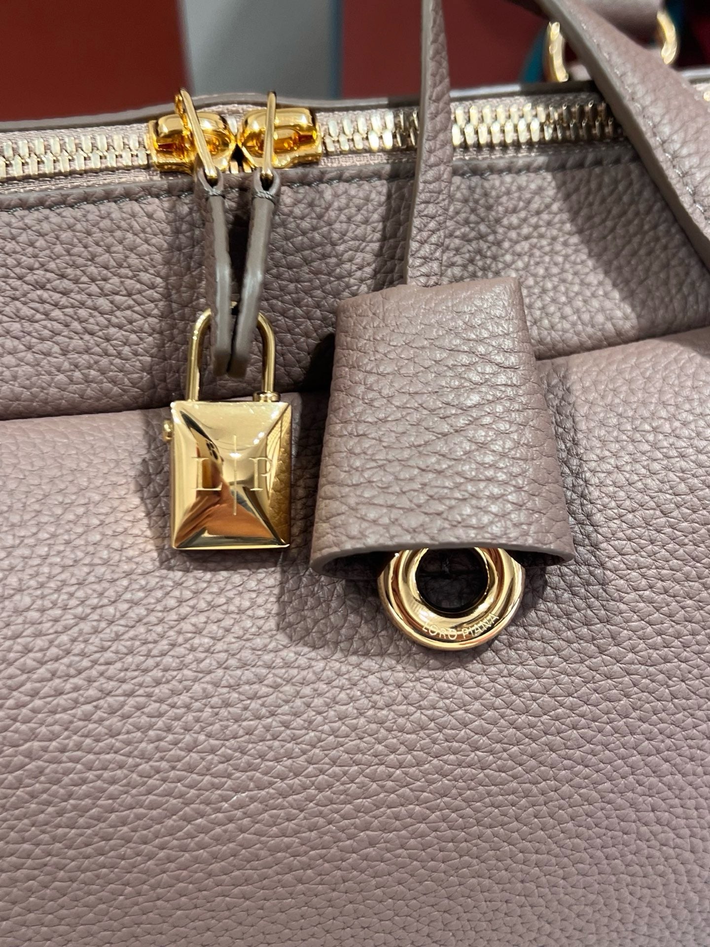 로로피아나 니들 미디움 백