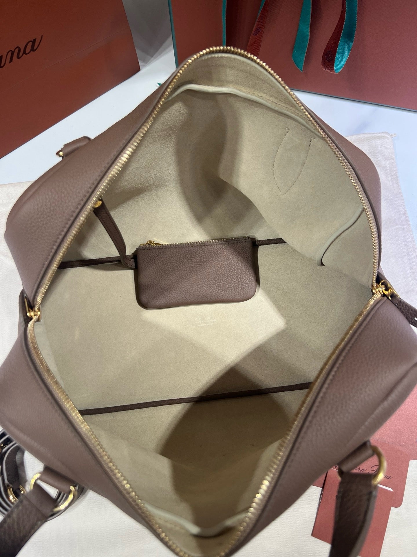 로로피아나 니들 미디움 백