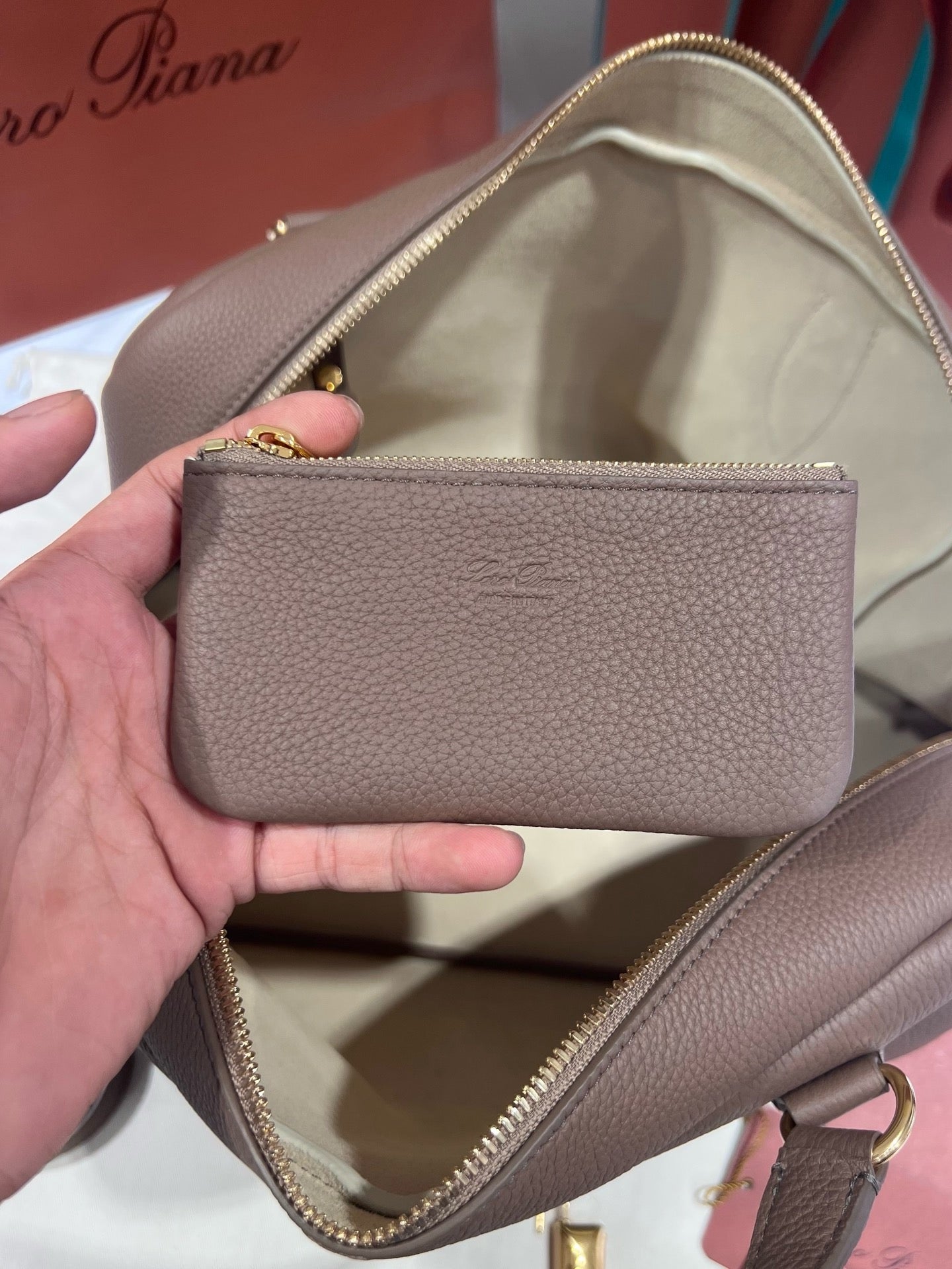 로로피아나 니들 미디움 백