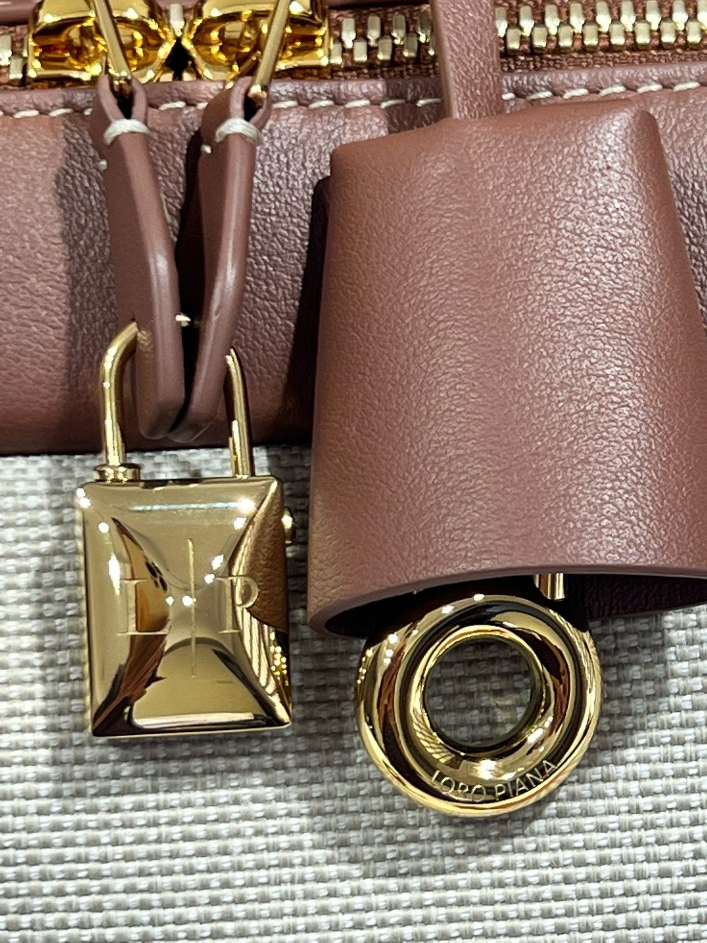 로로피아나 니들 미디움 백