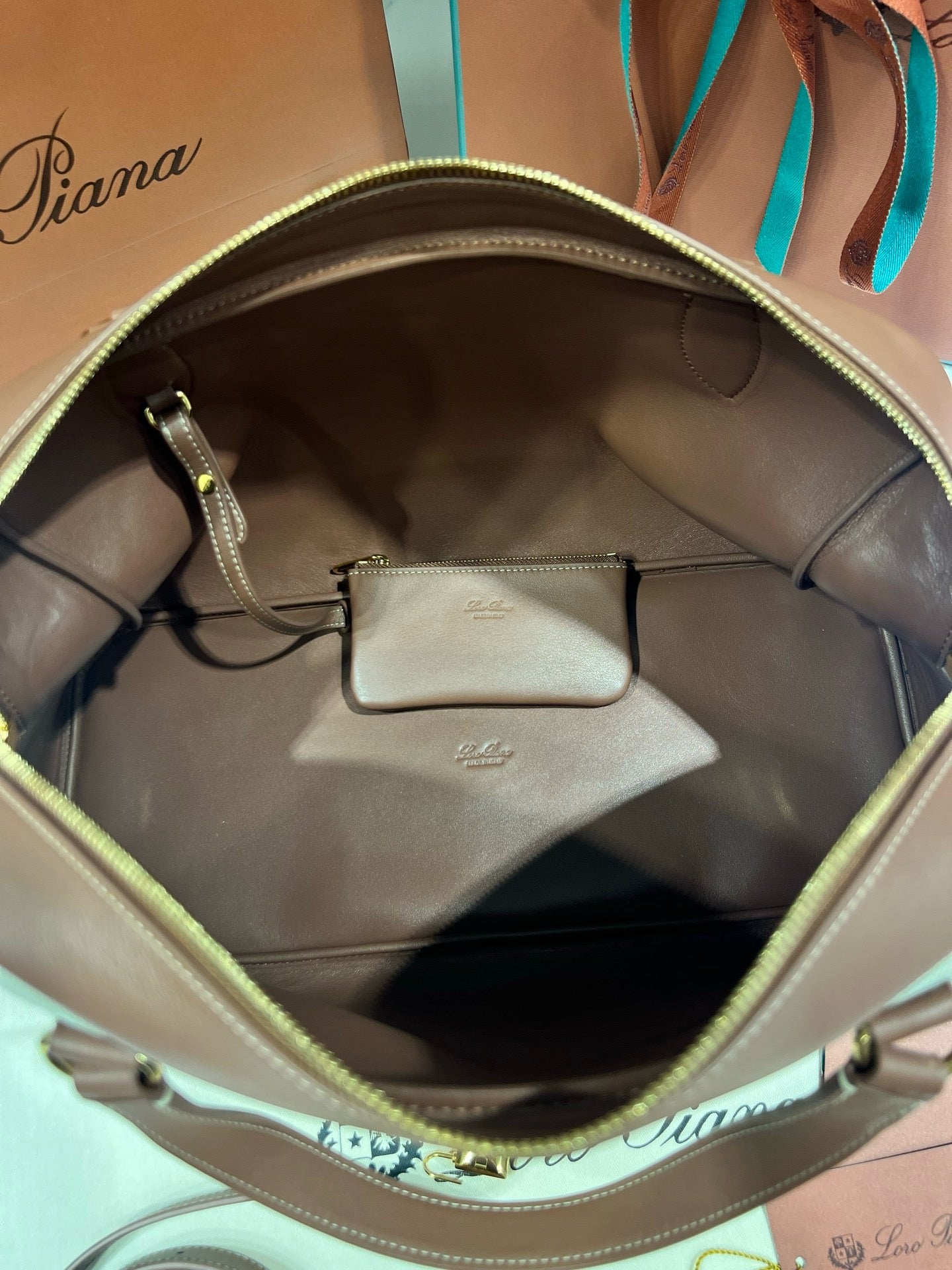 로로피아나 니들 미디움 백