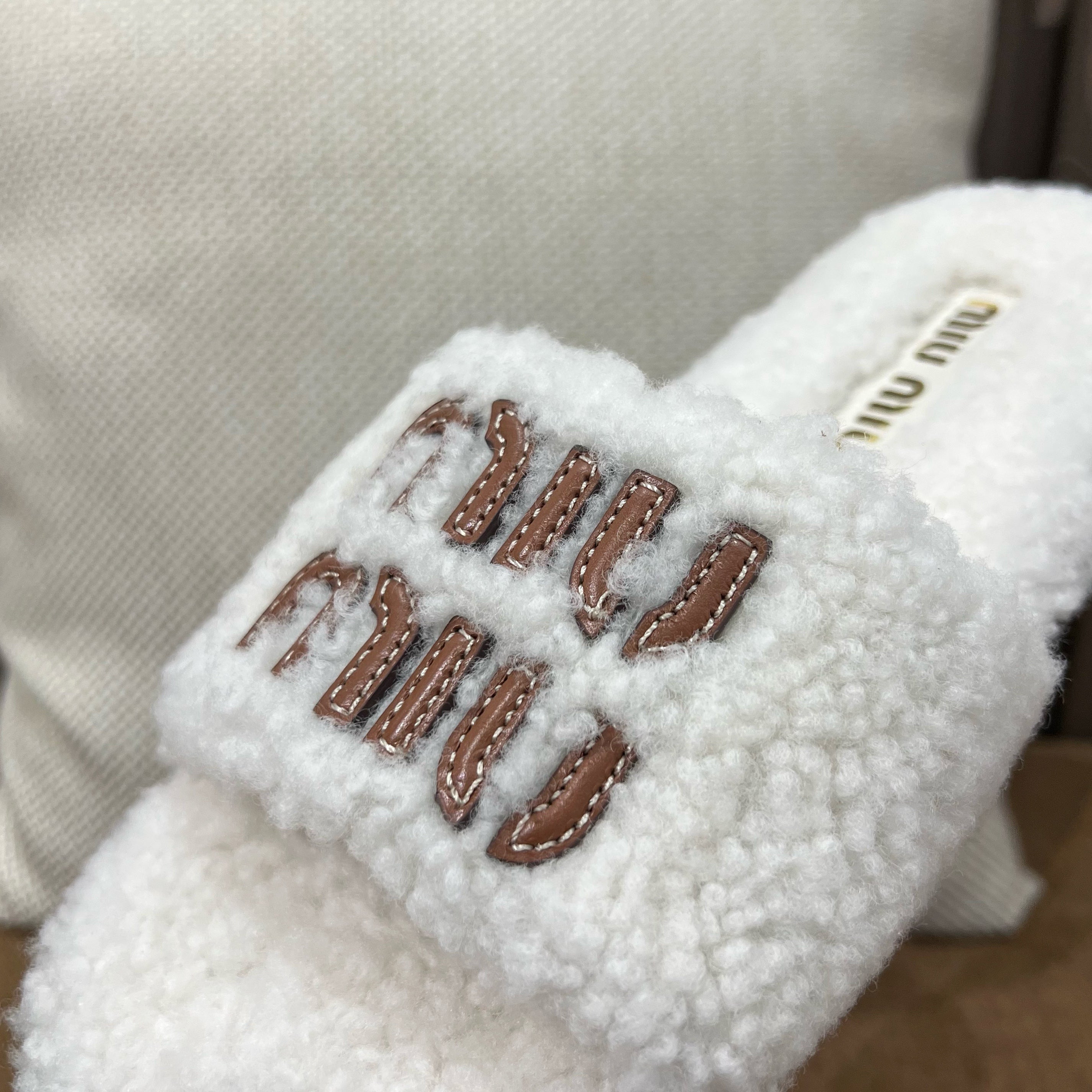 미우미우 시어링 슬라이드