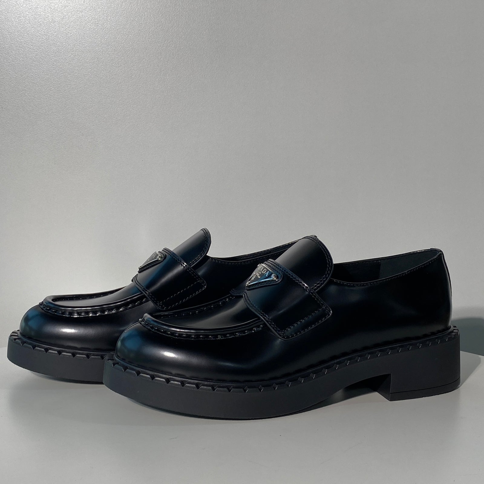 국내) 프라다 브러시드 로퍼 40