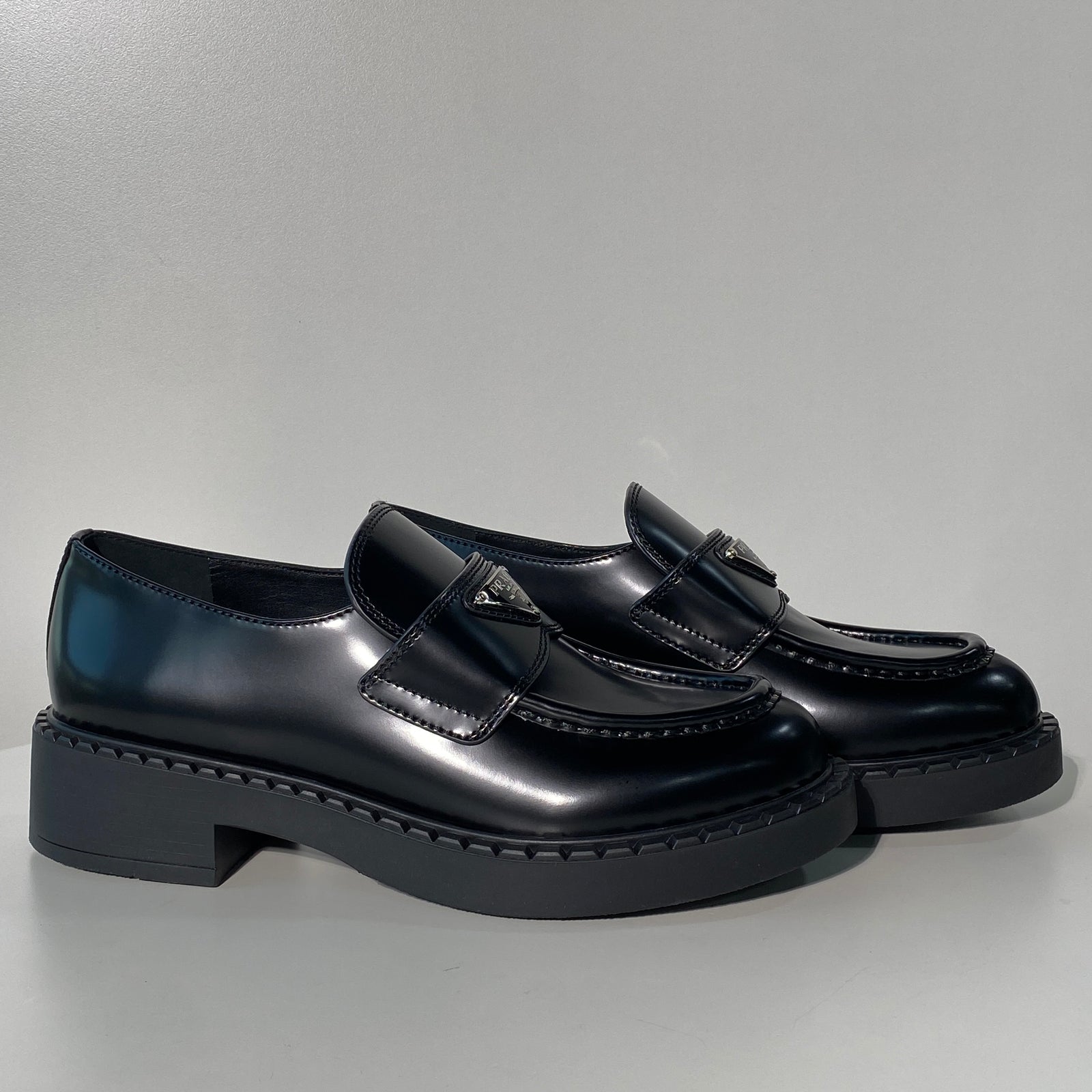 국내) 프라다 브러시드 로퍼 40