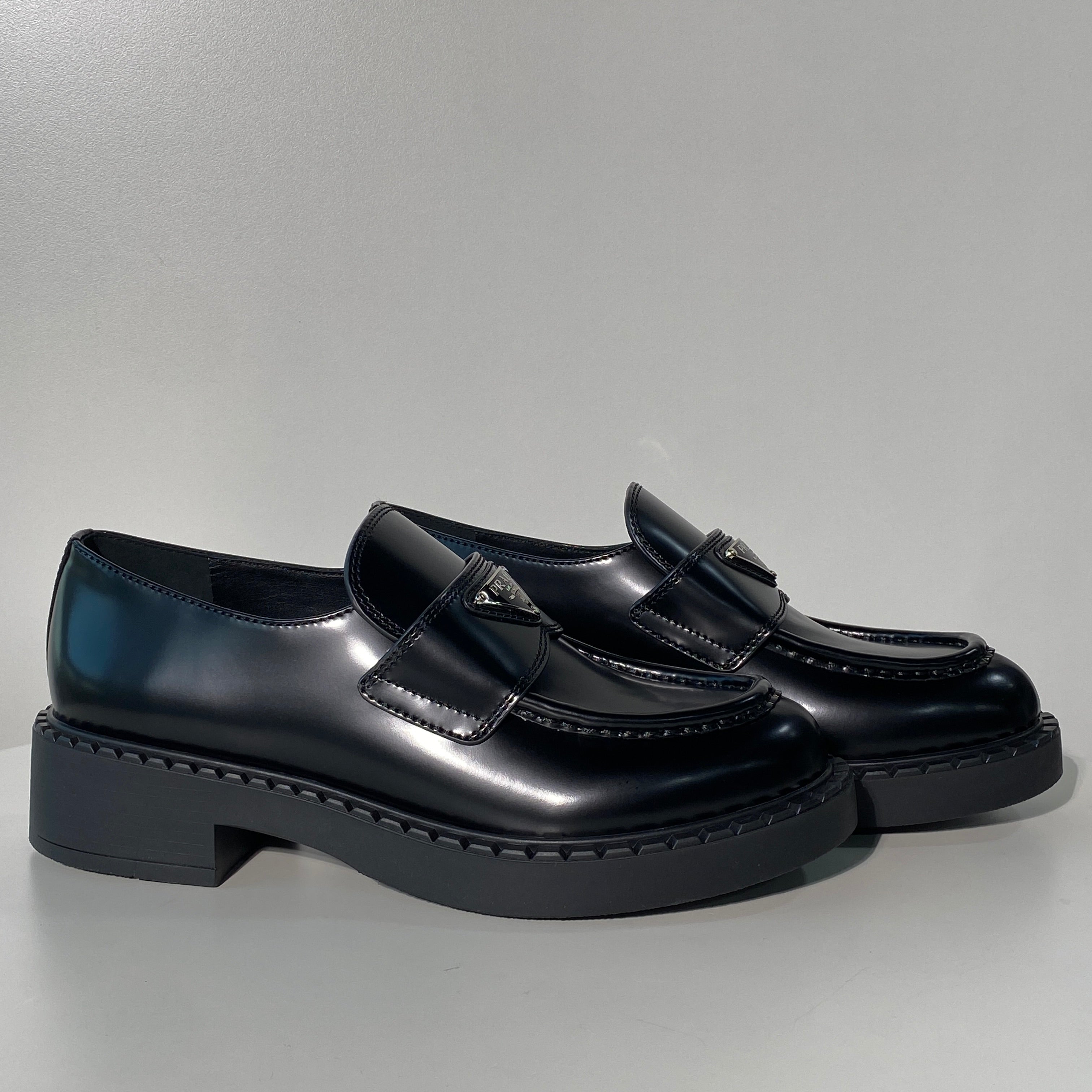 국내) 프라다 브러시드 로퍼 40