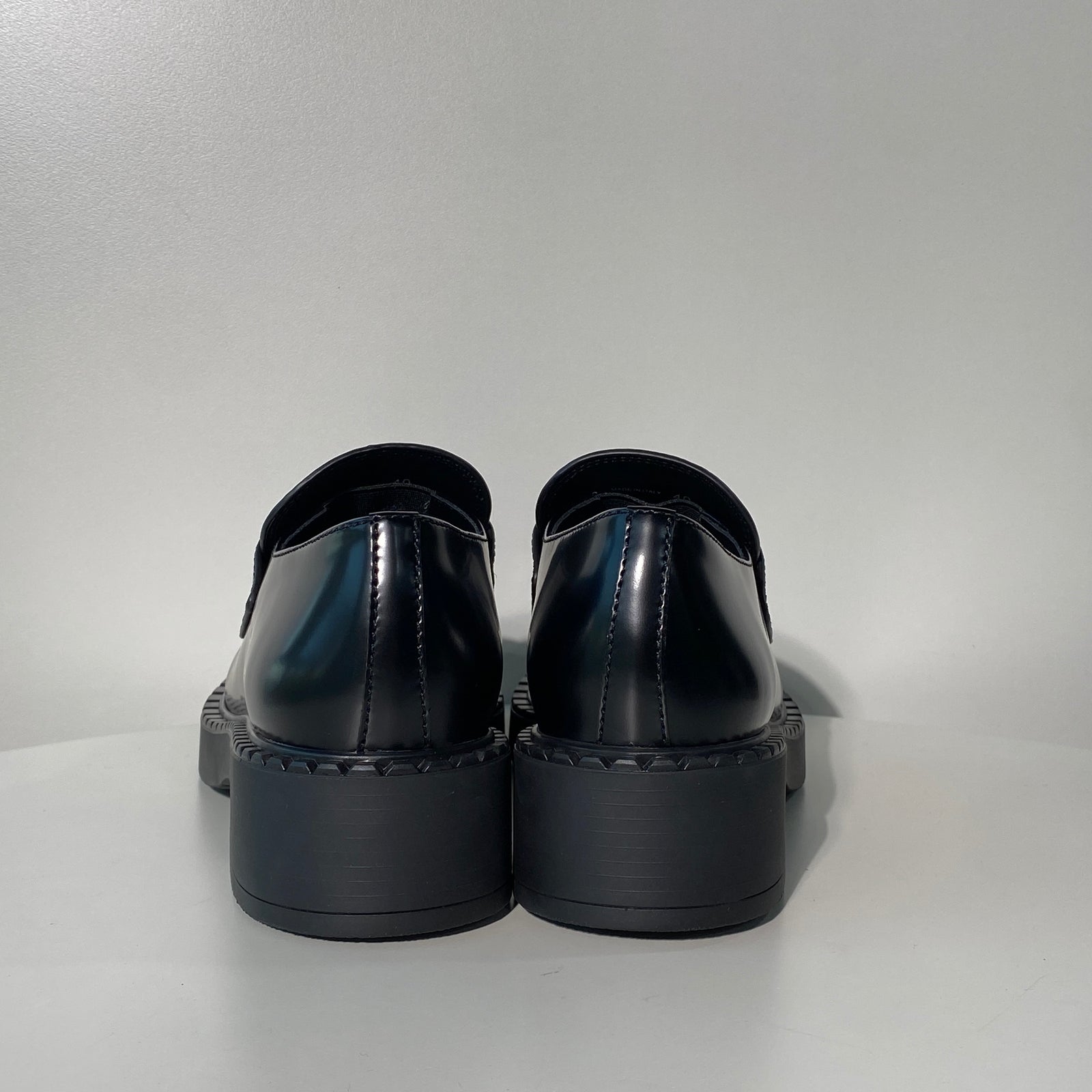 국내) 프라다 브러시드 로퍼 40