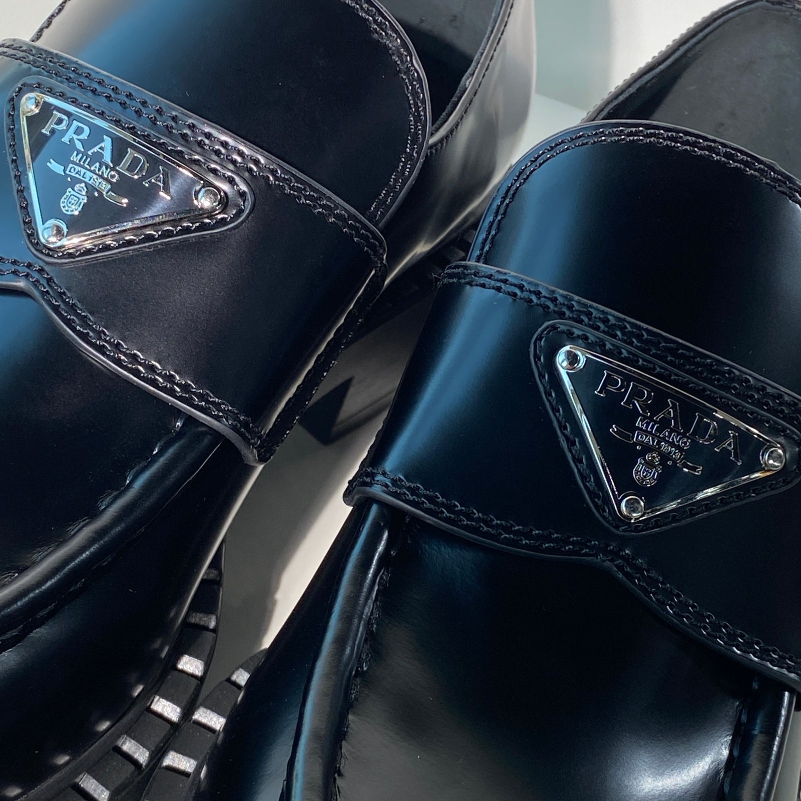 국내) 프라다 브러시드 로퍼 40