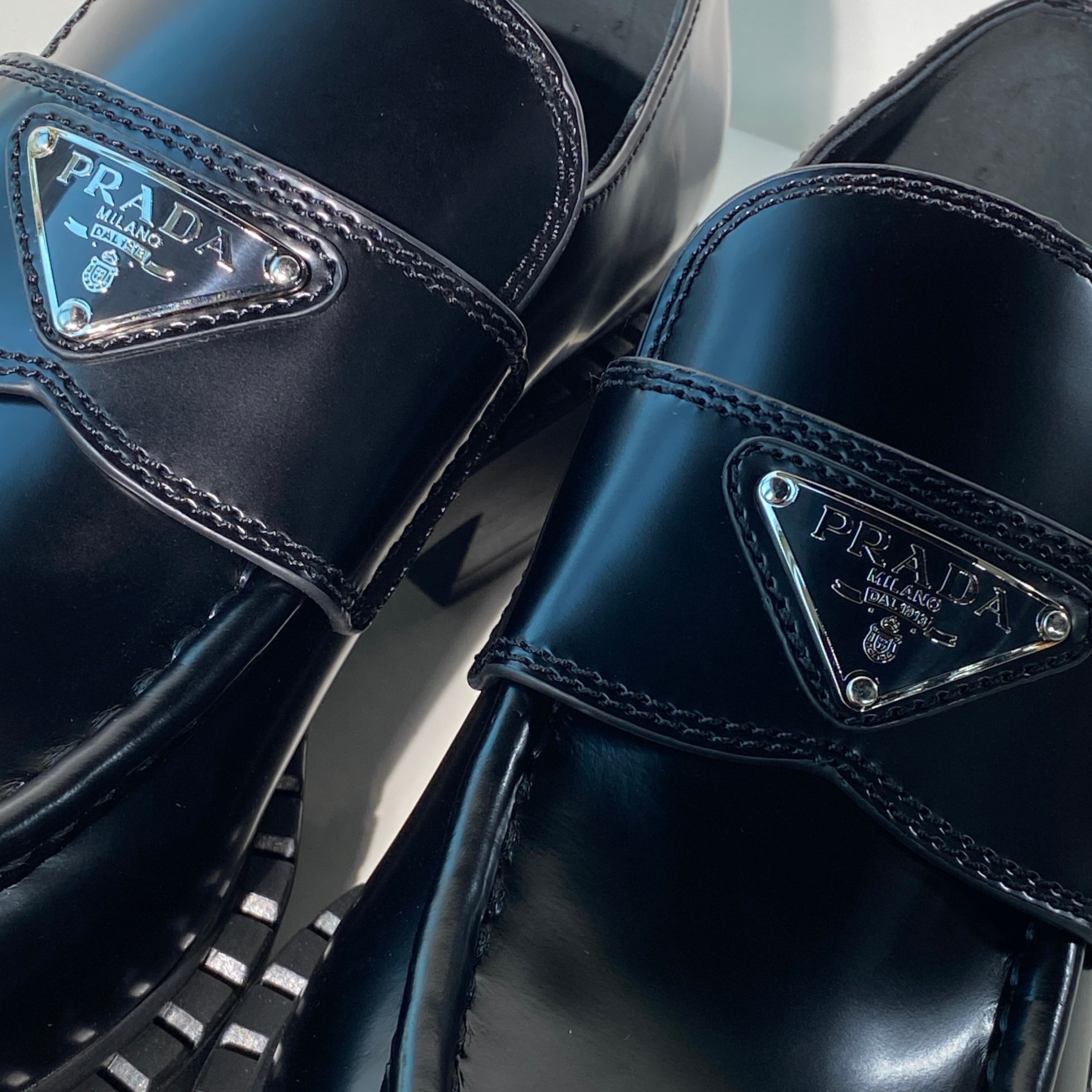 국내) 프라다 브러시드 로퍼 40