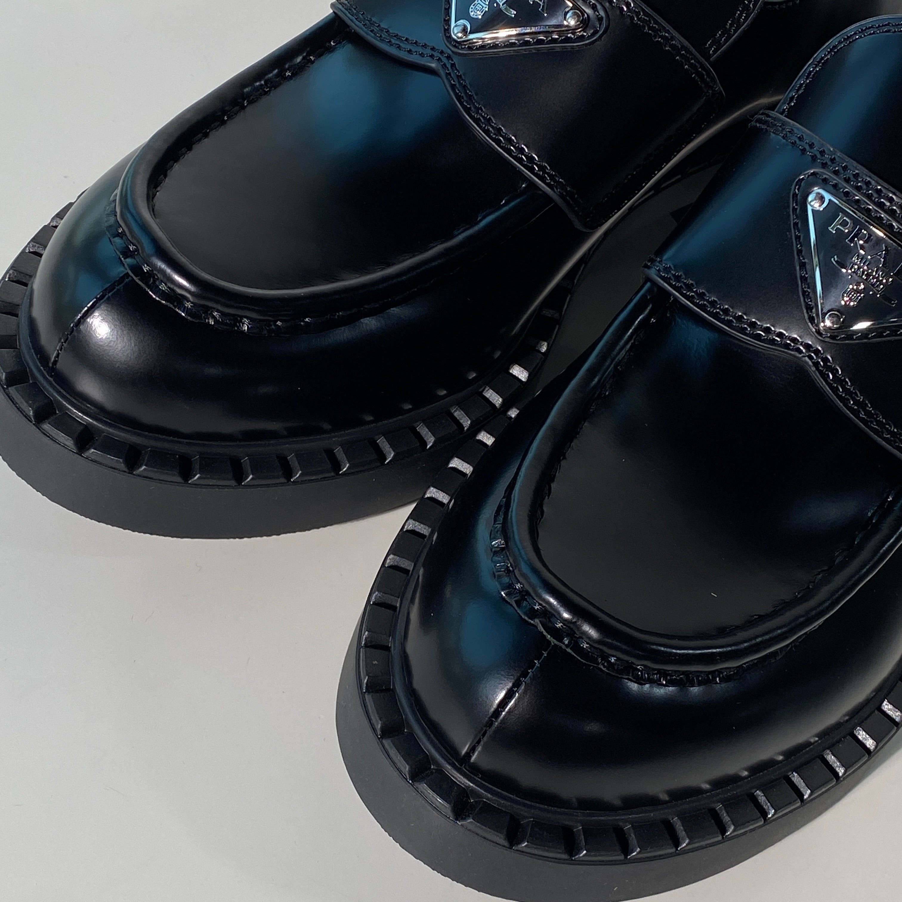 국내) 프라다 브러시드 로퍼 40