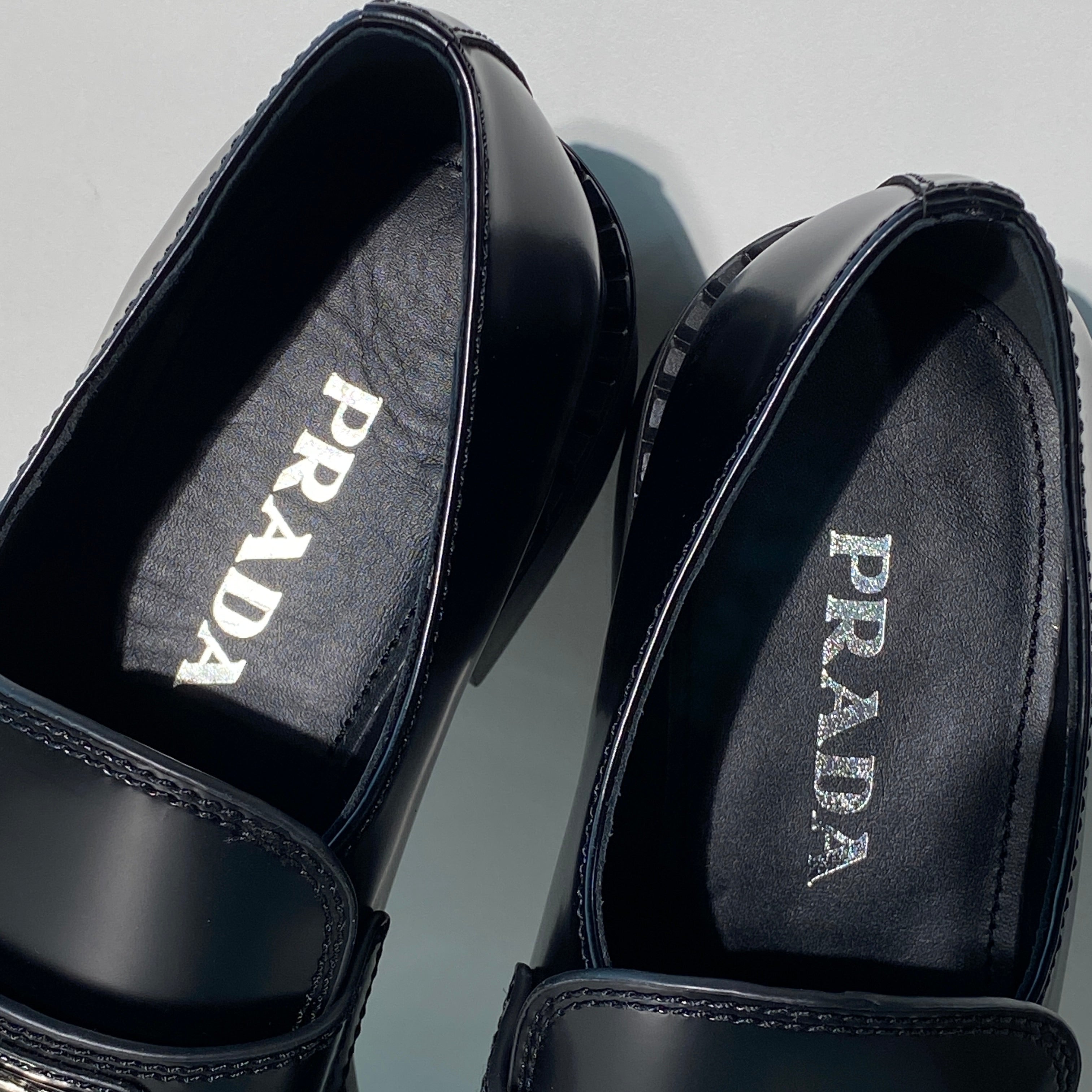 국내) 프라다 브러시드 로퍼 40