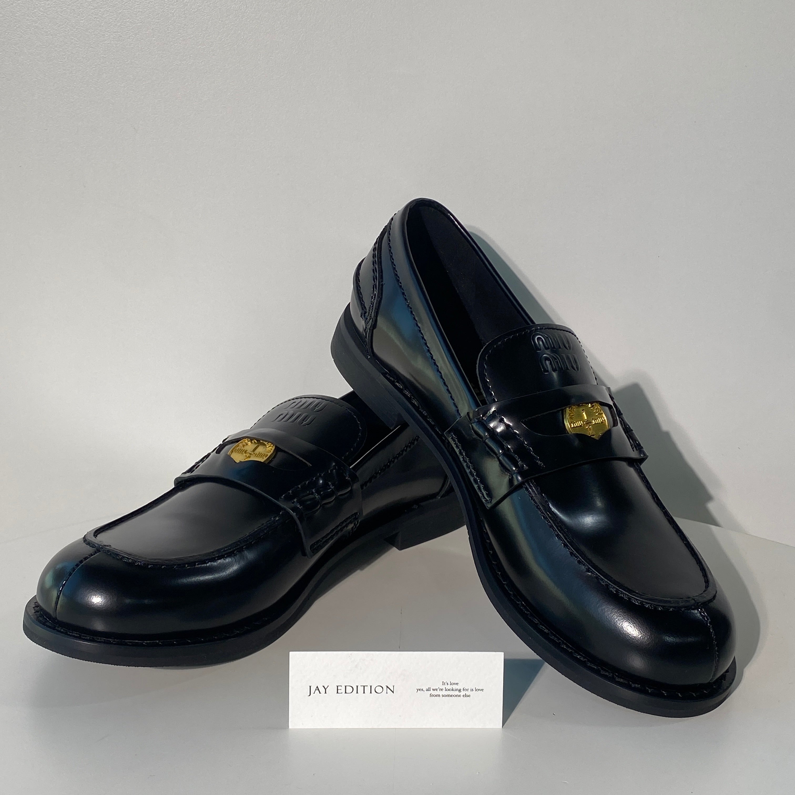 국내) 미우미우 브러쉬드 가죽 페니 로퍼 40