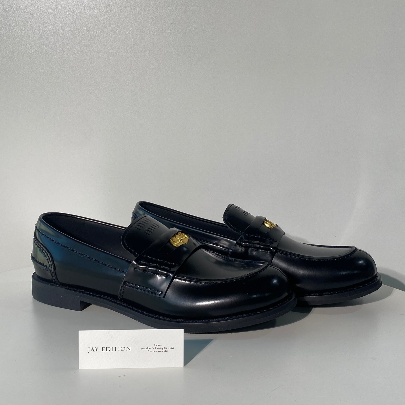 국내) 미우미우 브러쉬드 가죽 페니 로퍼 40