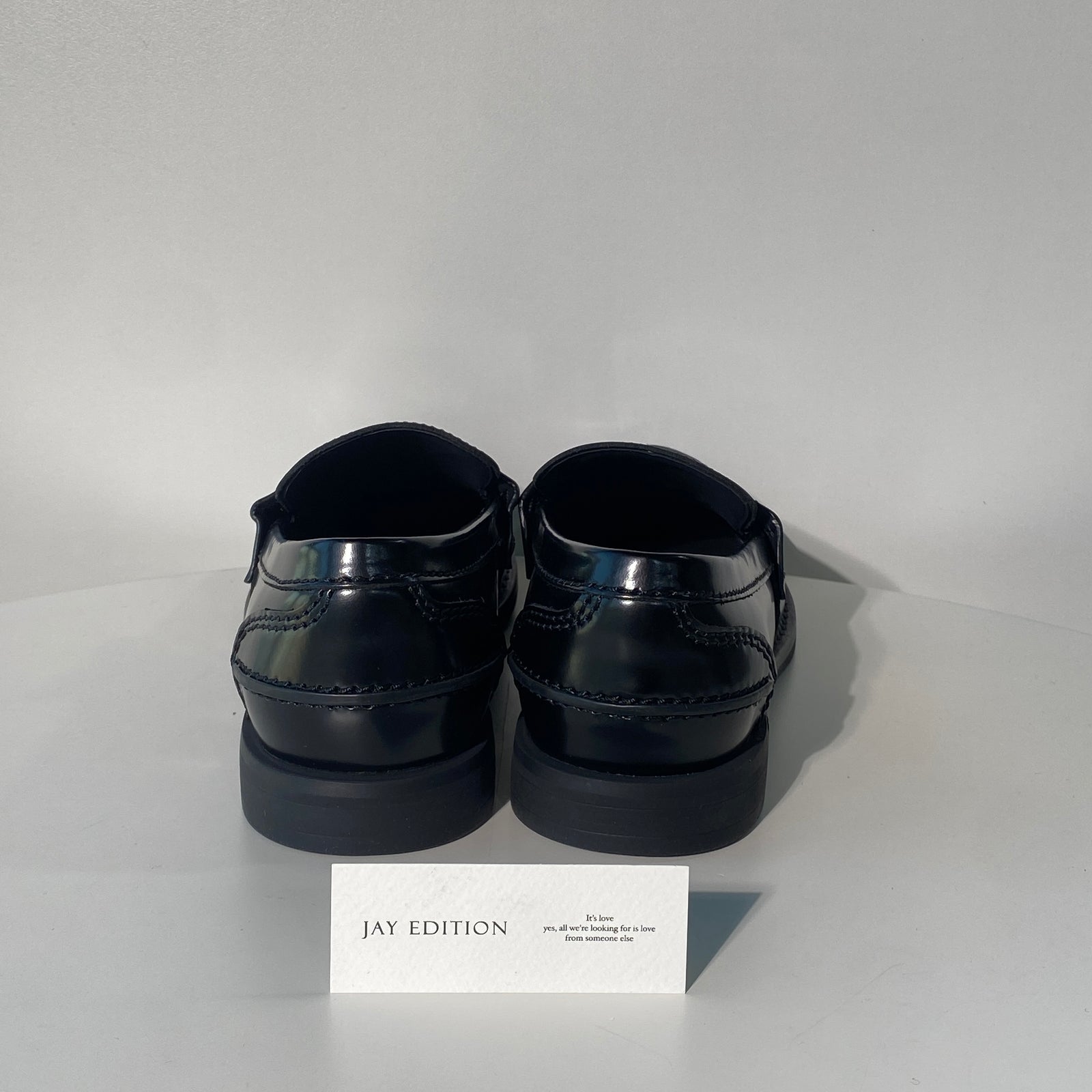 국내) 미우미우 브러쉬드 가죽 페니 로퍼 40