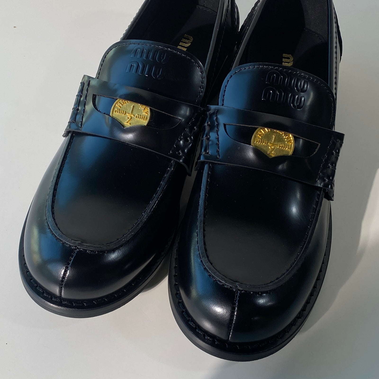 국내) 미우미우 브러쉬드 가죽 페니 로퍼 40